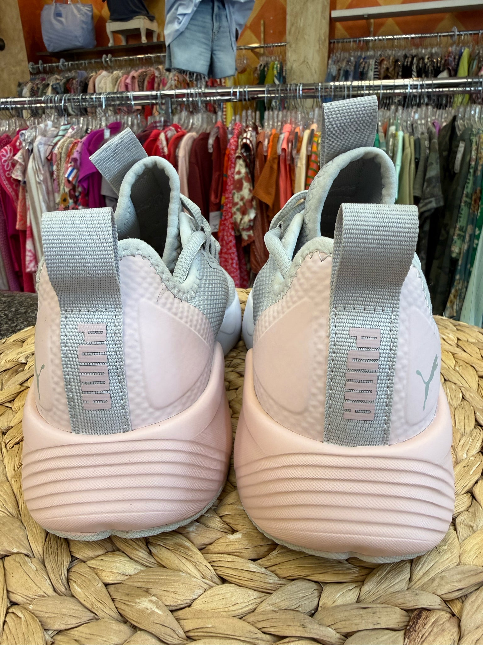 Pre-owned PUMA Light gray Pale Pink Trim Size 7 Sneaker