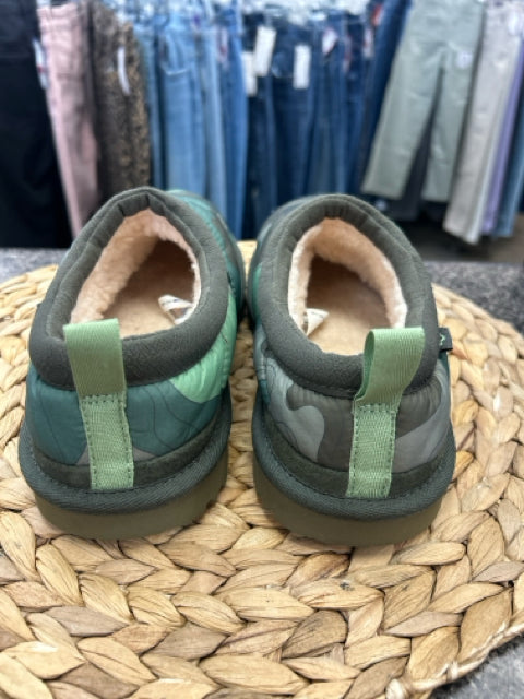 Pre-owned UGG Camouflage Green Size 5 Designer Slipper