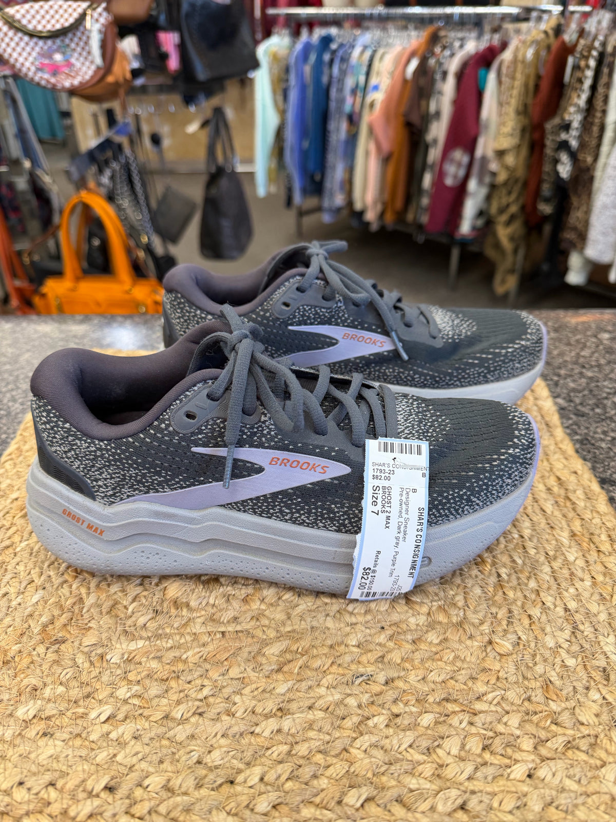 Pre-owned BROOKS Dark gray Purple Trim Size 7 Designer Sneaker