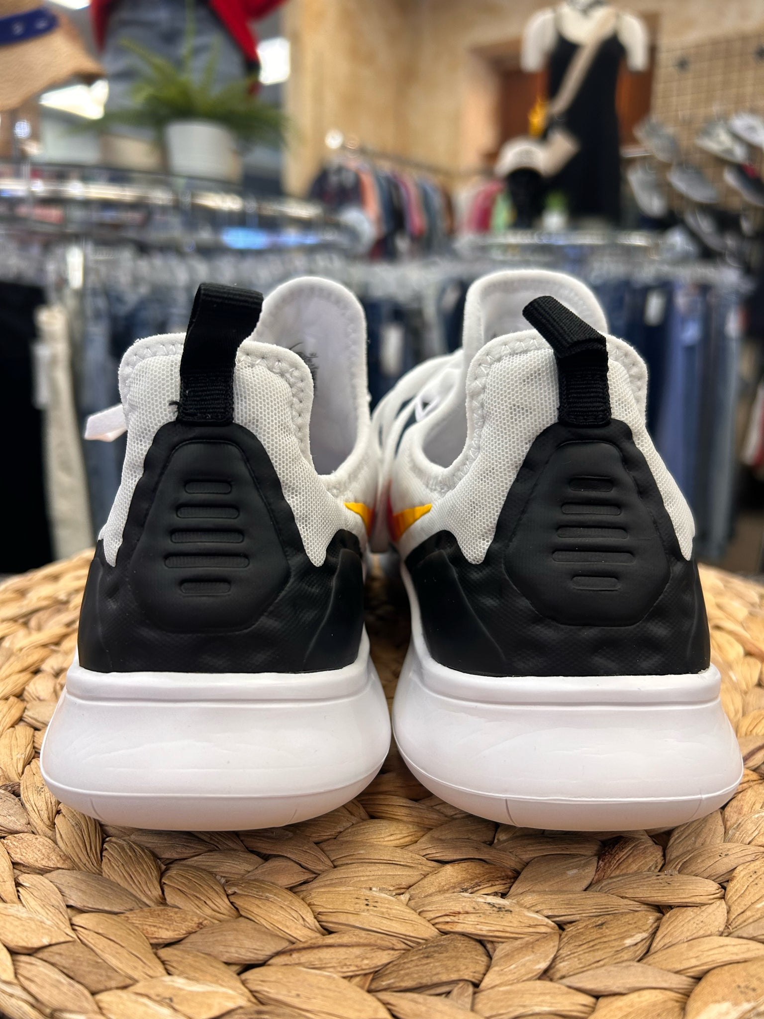 Pre-owned NIKE White Black blend Size 10 Designer Sneaker