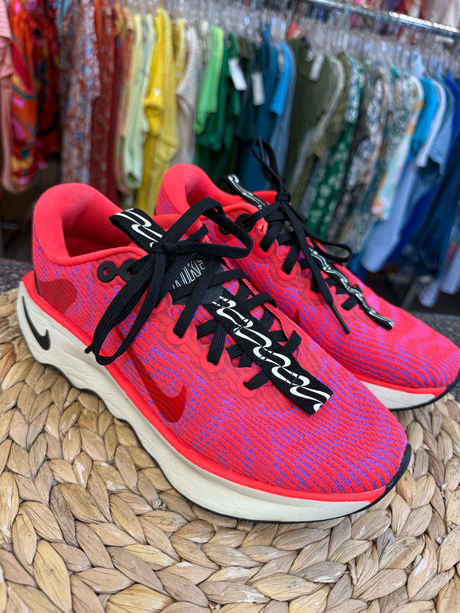 Pre-owned NIKE Neon coral Red Trim Size 7 Sneaker