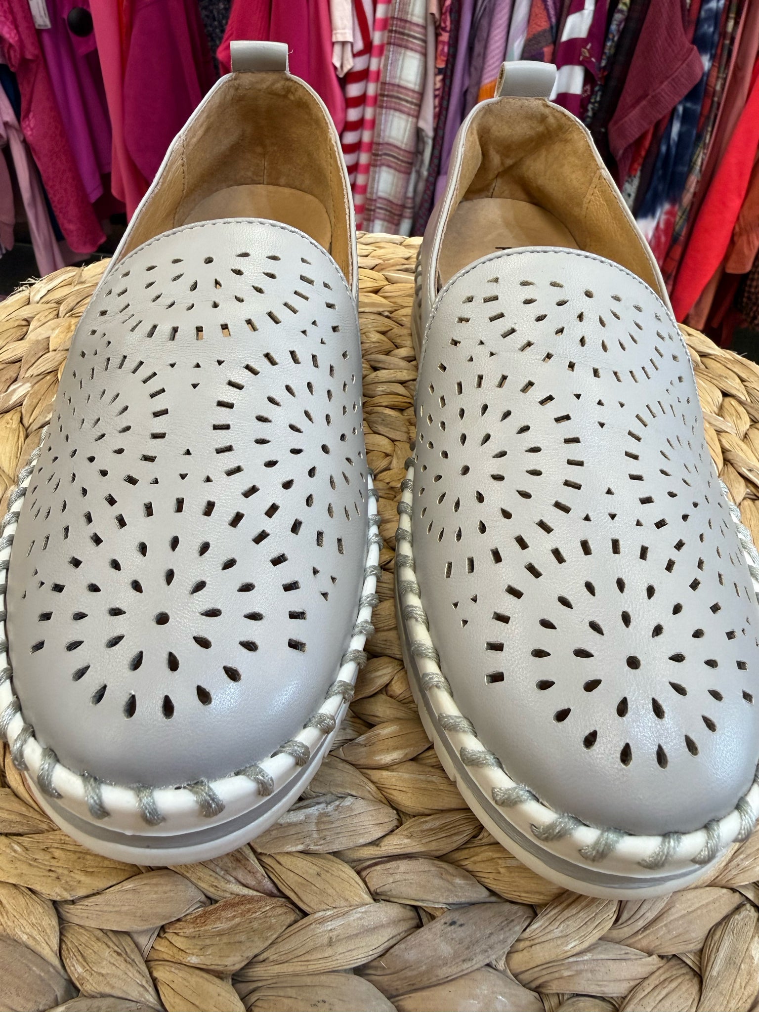 New with Tag FIVE TRIBE Light gray Size 8 Shoe