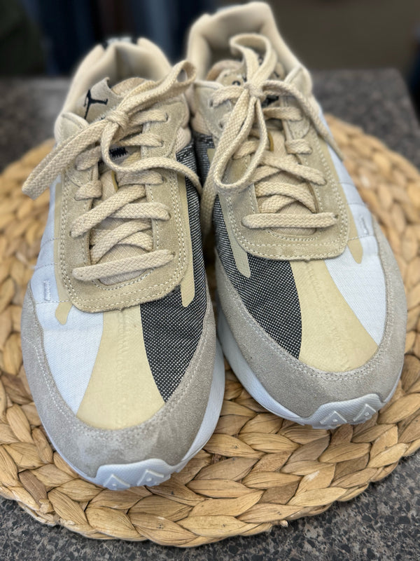 Pre-owned NIKE Tan Gray SHOE SIZE 10.5 MENS Designer Sneaker