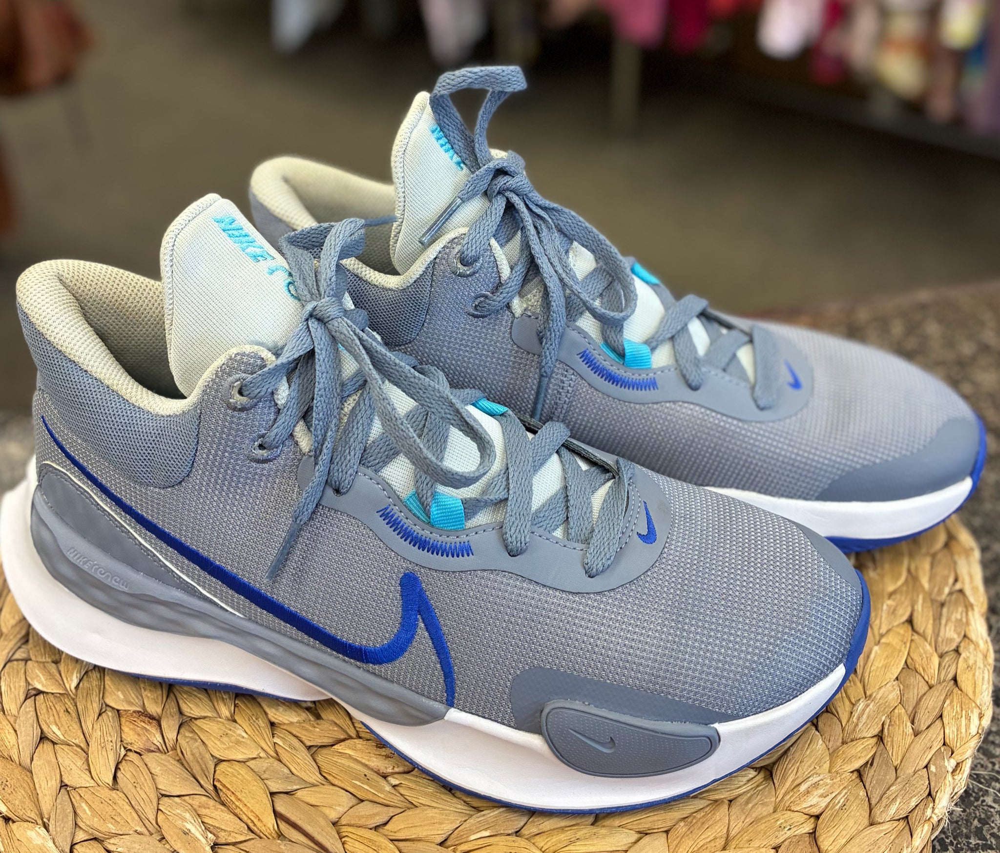 Pre-owned NIKE Gray Navy Trim SHOE SIZE 9 MENS Designer Sneaker
