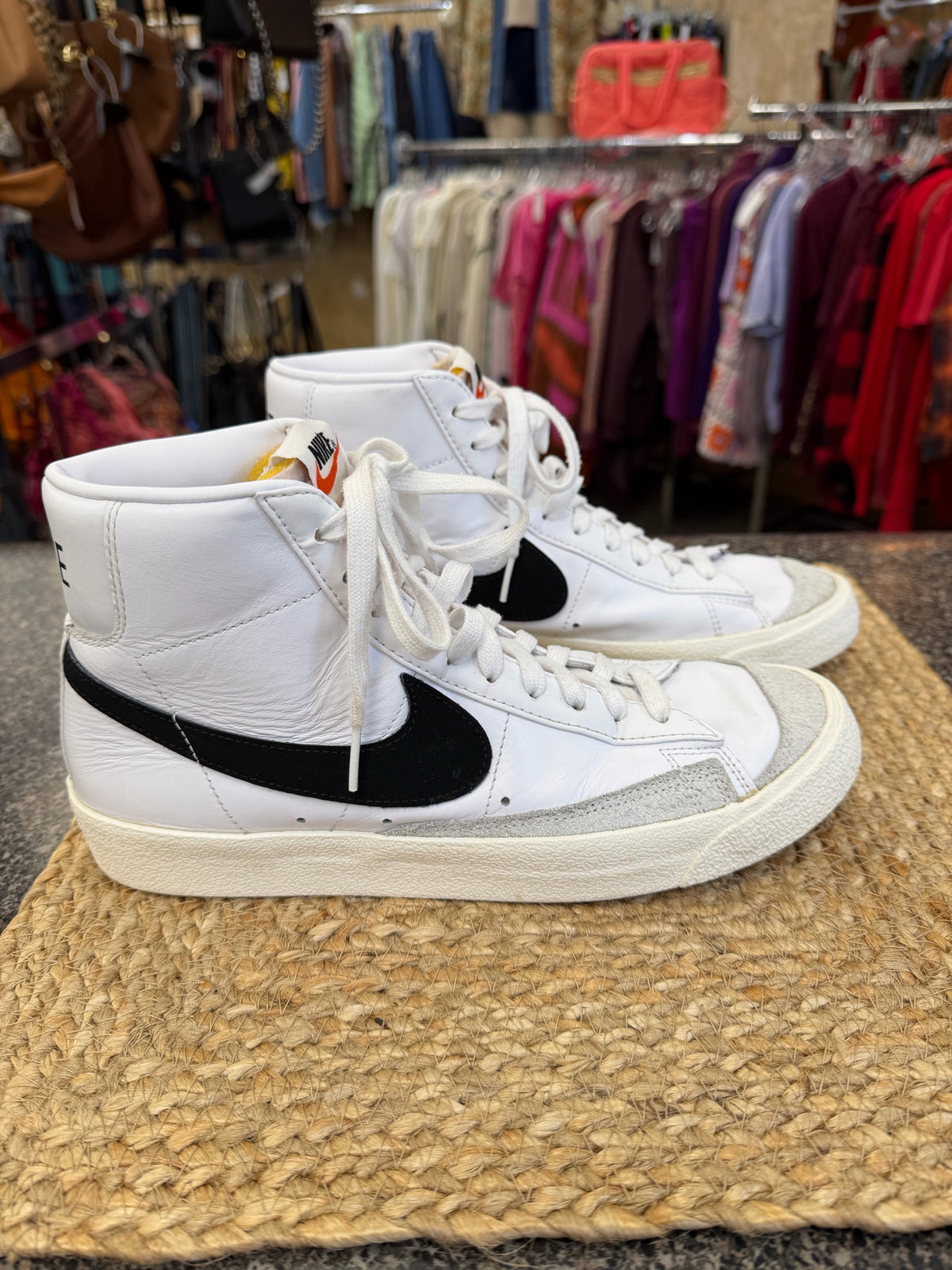 Pre-owned NIKE White Black Trim Size 9 Designer Sneaker