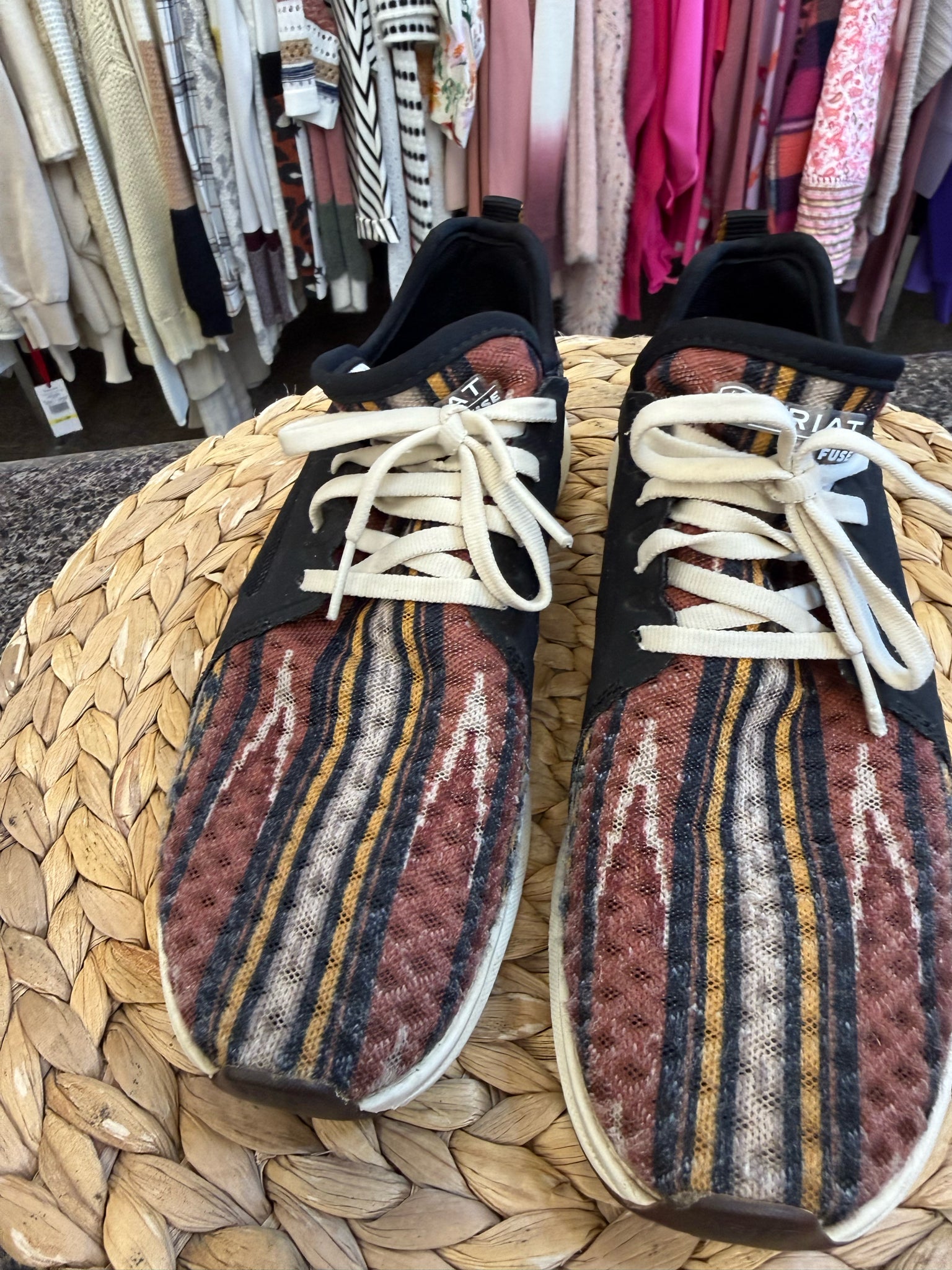 Pre-owned ARIAT Wine stripe Gold Stripe Size 7 Sneaker