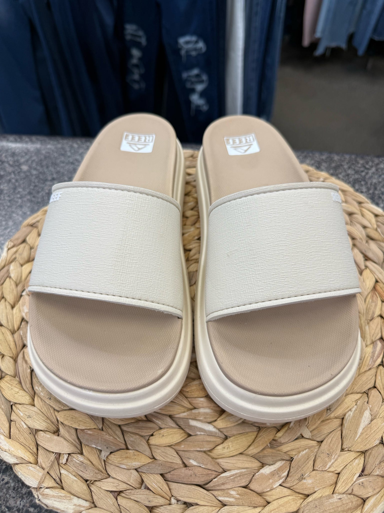 Pre-owned REEF Cream Brown Inside Size 9 Shoe