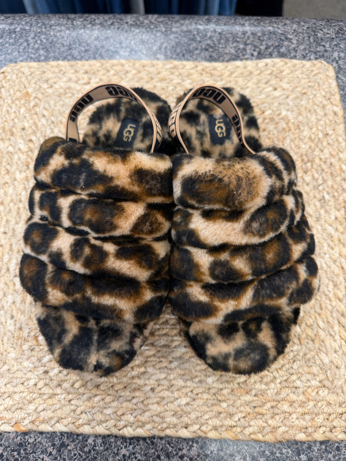 Pre-owned UGG Leopard Black Animal Size 7 Slipper