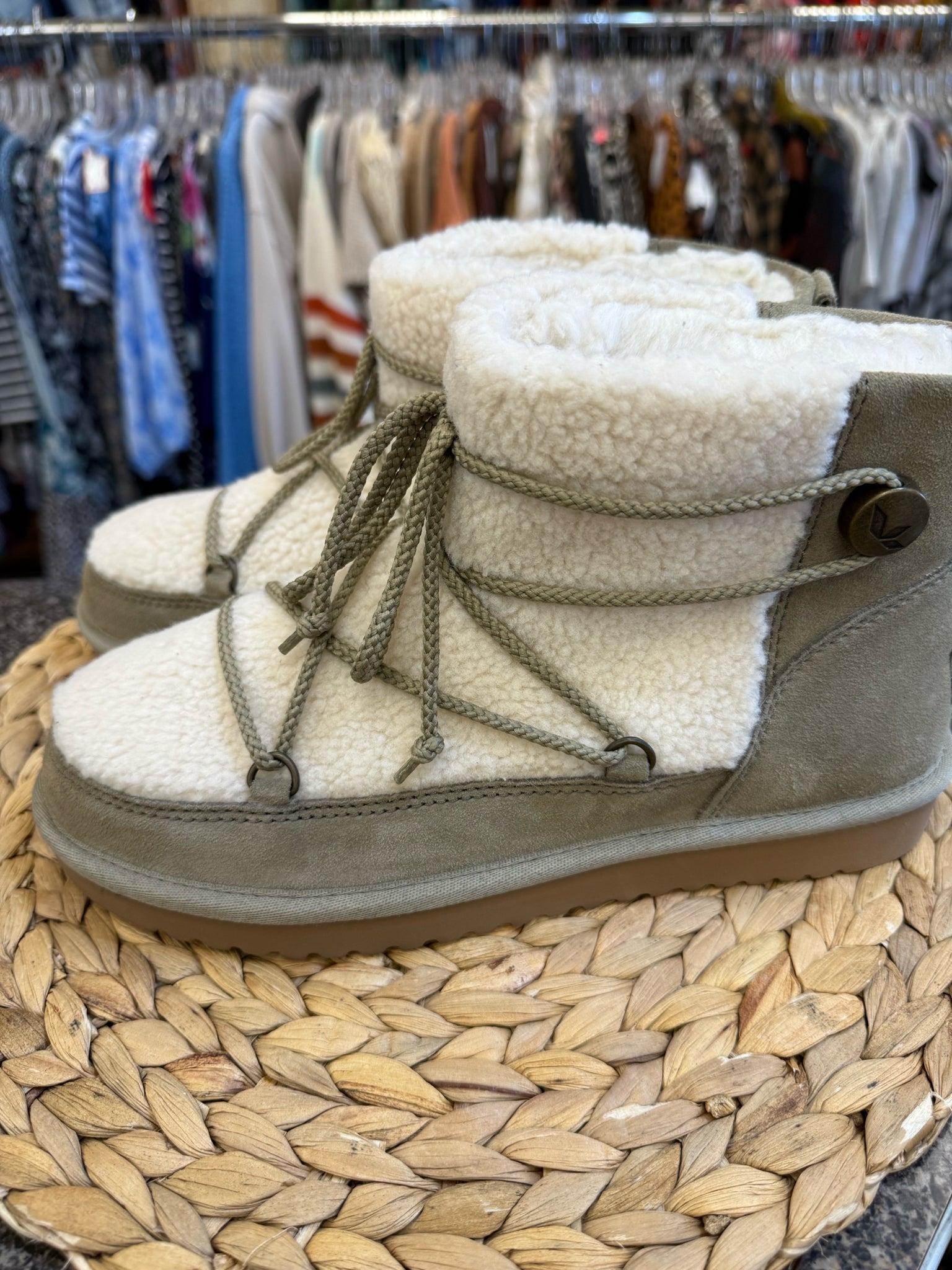 Pre-owned Koolaburra Oatmeal Gray Size 9 Designer Bootie