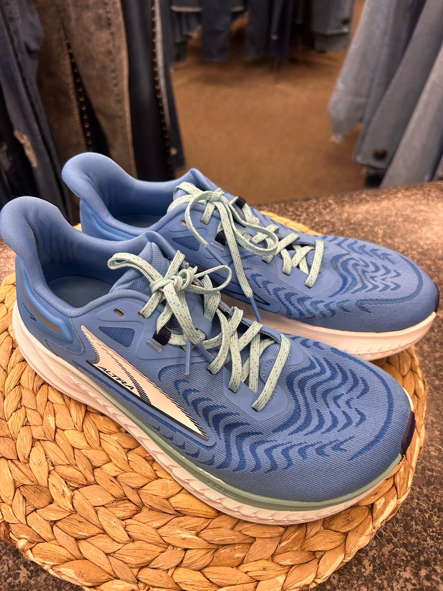Pre-owned ALTRA Blue Teal trim Size 10.5 Designer Sneaker
