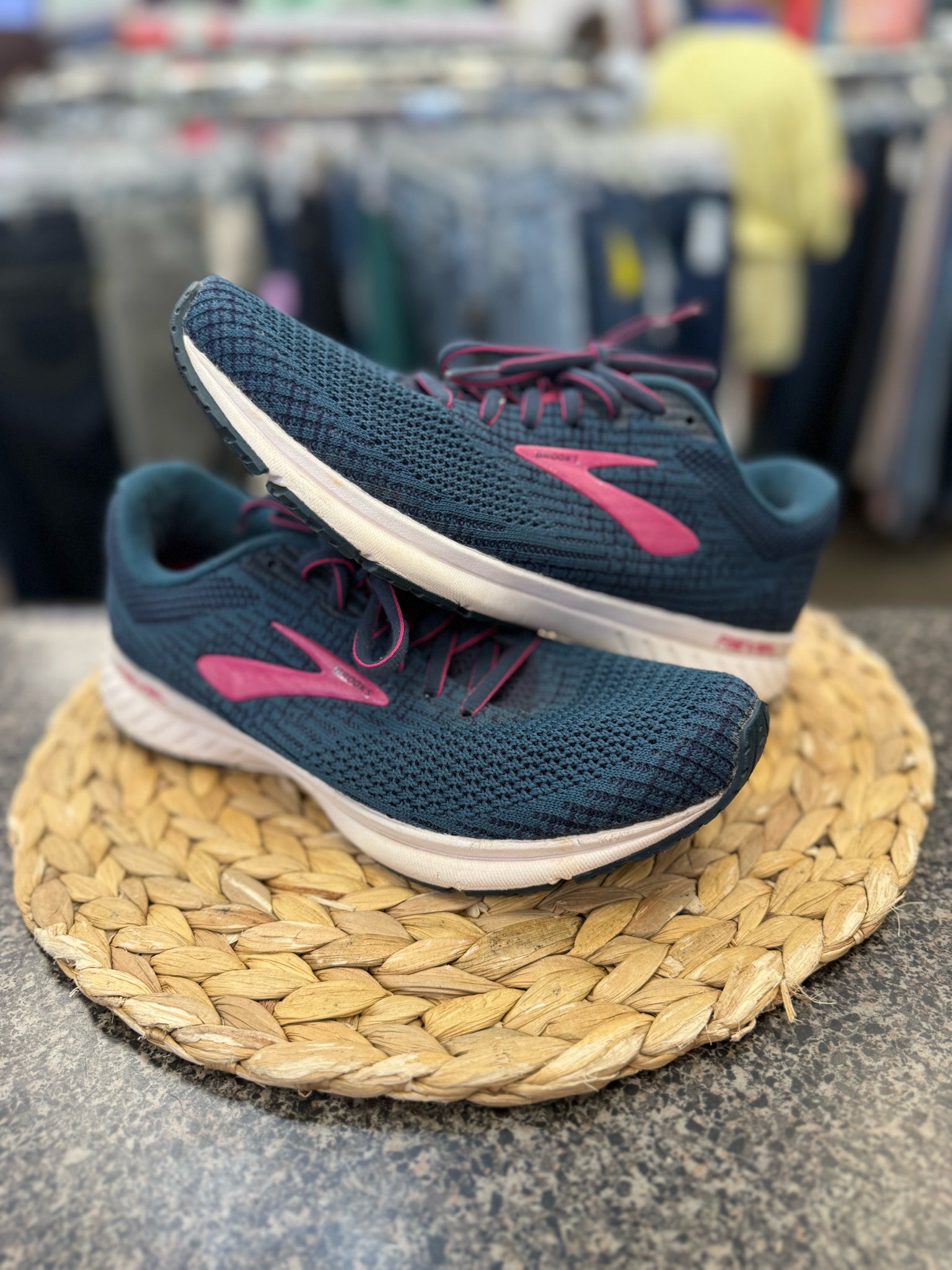 Pre-owned BROOKS Teal Pink Trim Size 9.5 Sneaker