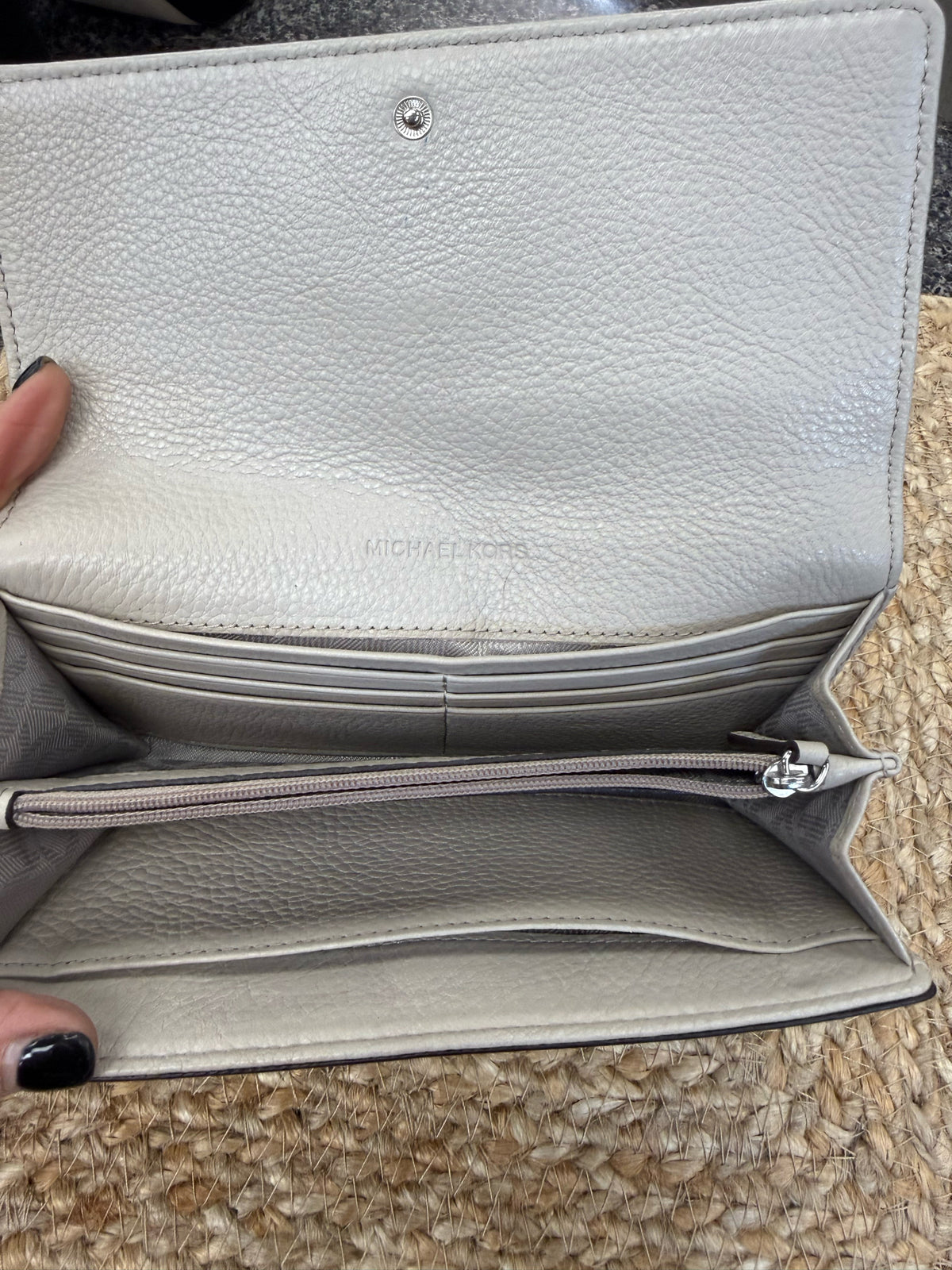Pre-owned MICHAEL KORS Cream Silver Trim WALLET SIZE Regular Designer Wallet