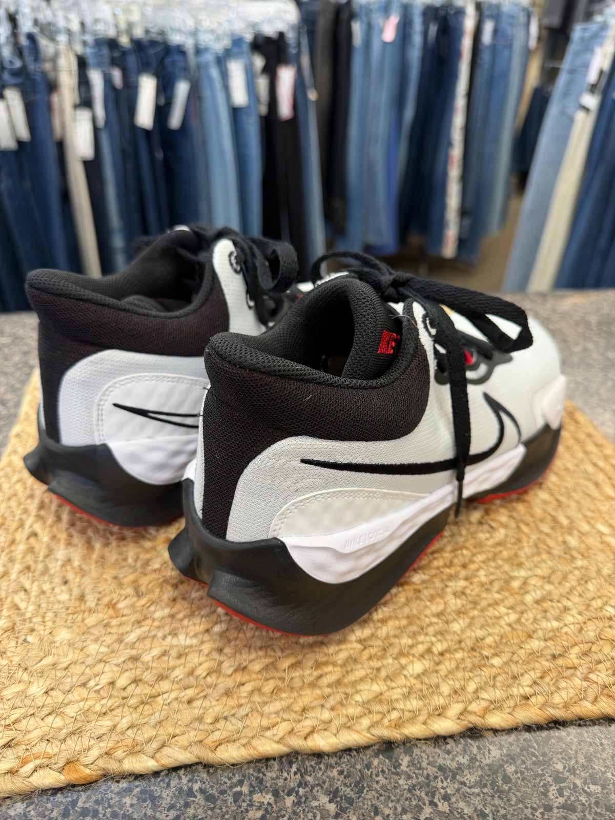 Pre-owned NIKE White Black Trim SHOE SIZE 9.5 MENS Sneakers