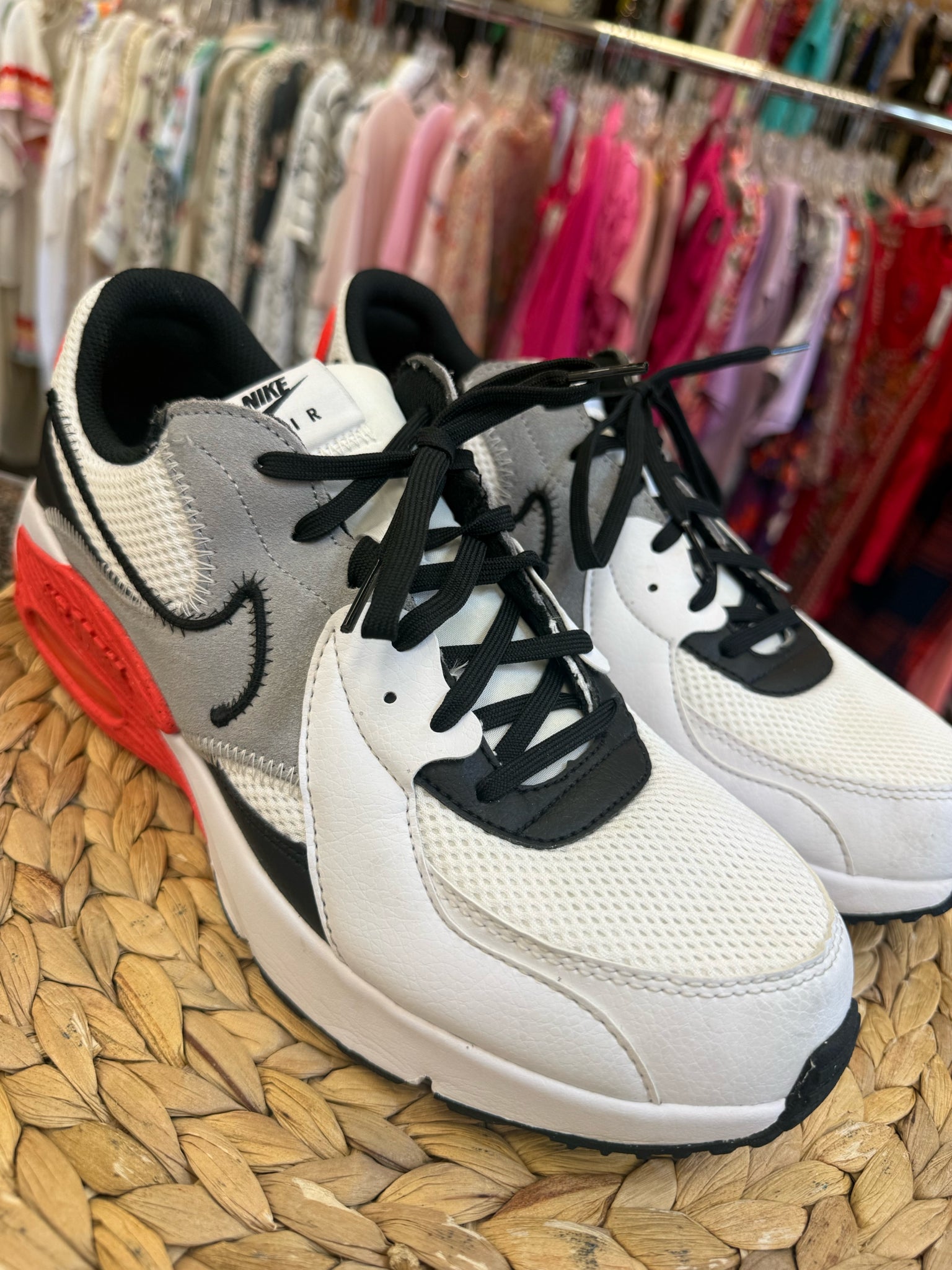 Pre-owned NIKE White Red Trim SHOE SIZE 9 MENS Designer Sneaker