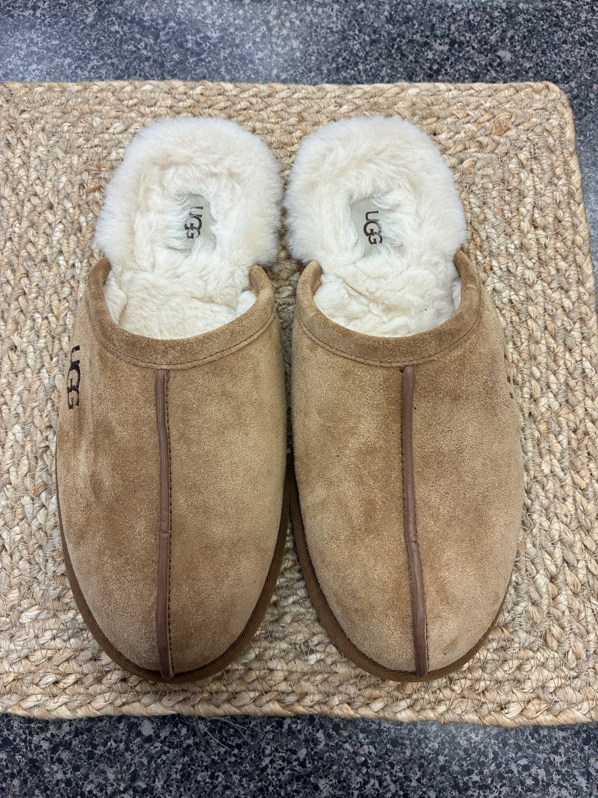 Pre-owned UGG Tan Cream SHOE SIZE 11 Mens Slippers