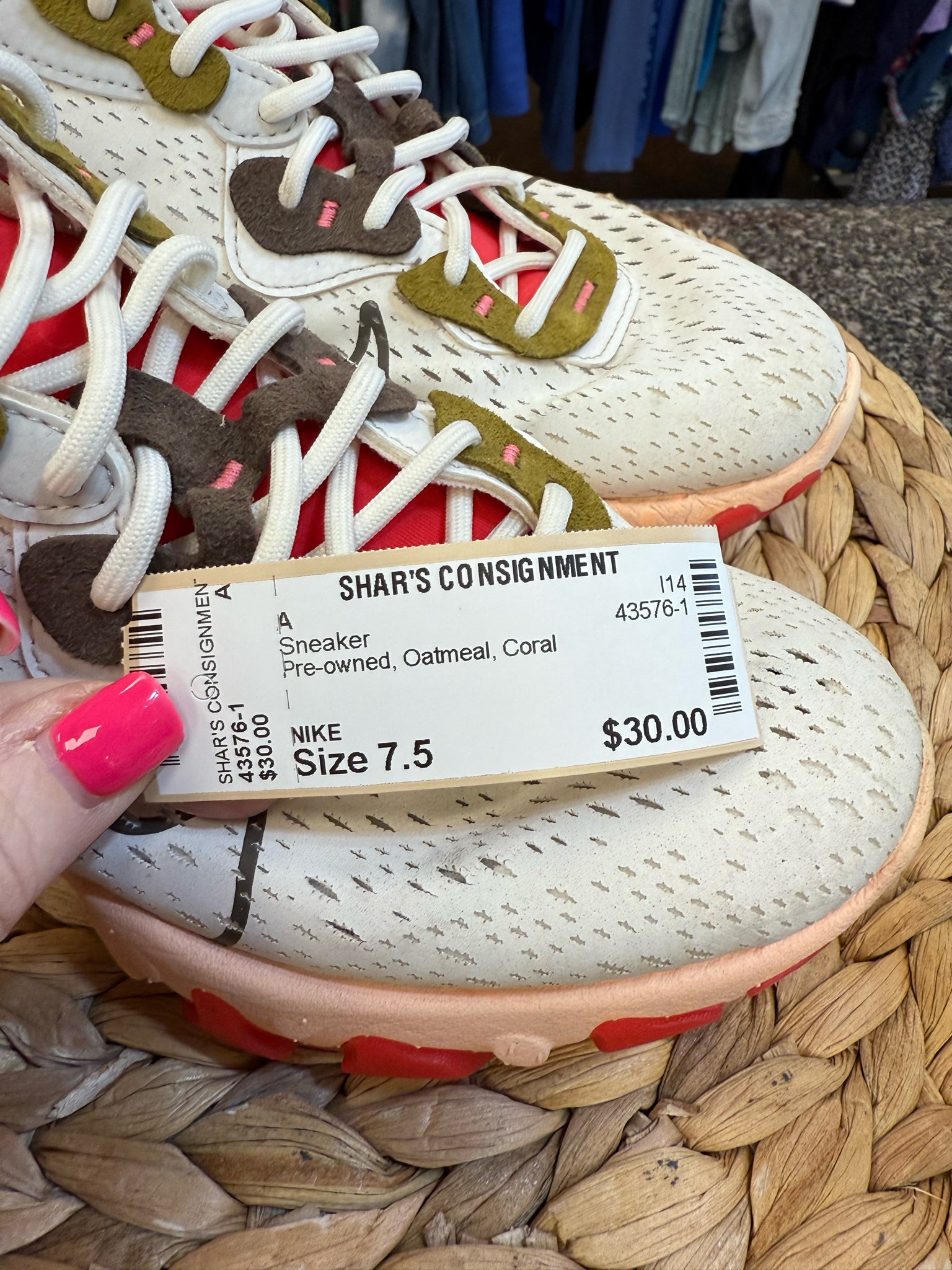 Pre-owned NIKE Oatmeal Coral Size 7.5 Sneaker