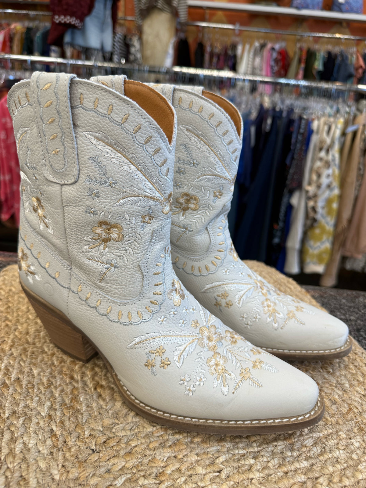 Pre-owned CORRAL Cream light brown floral Size 9 Designer Boot