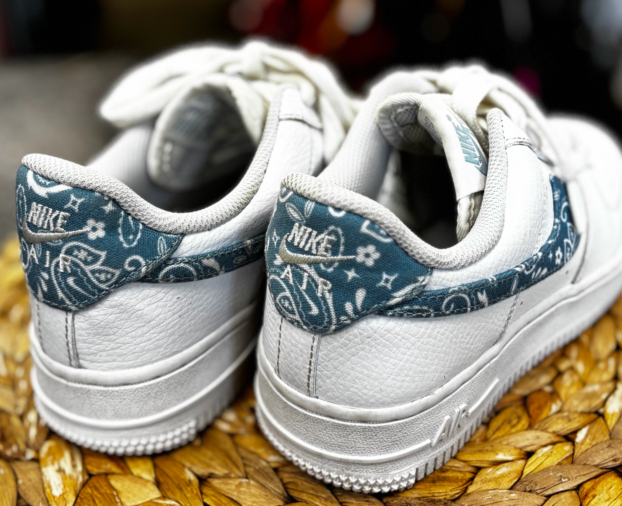 Pre-owned NIKE White Blue Trim Size 6 Designer Sneaker