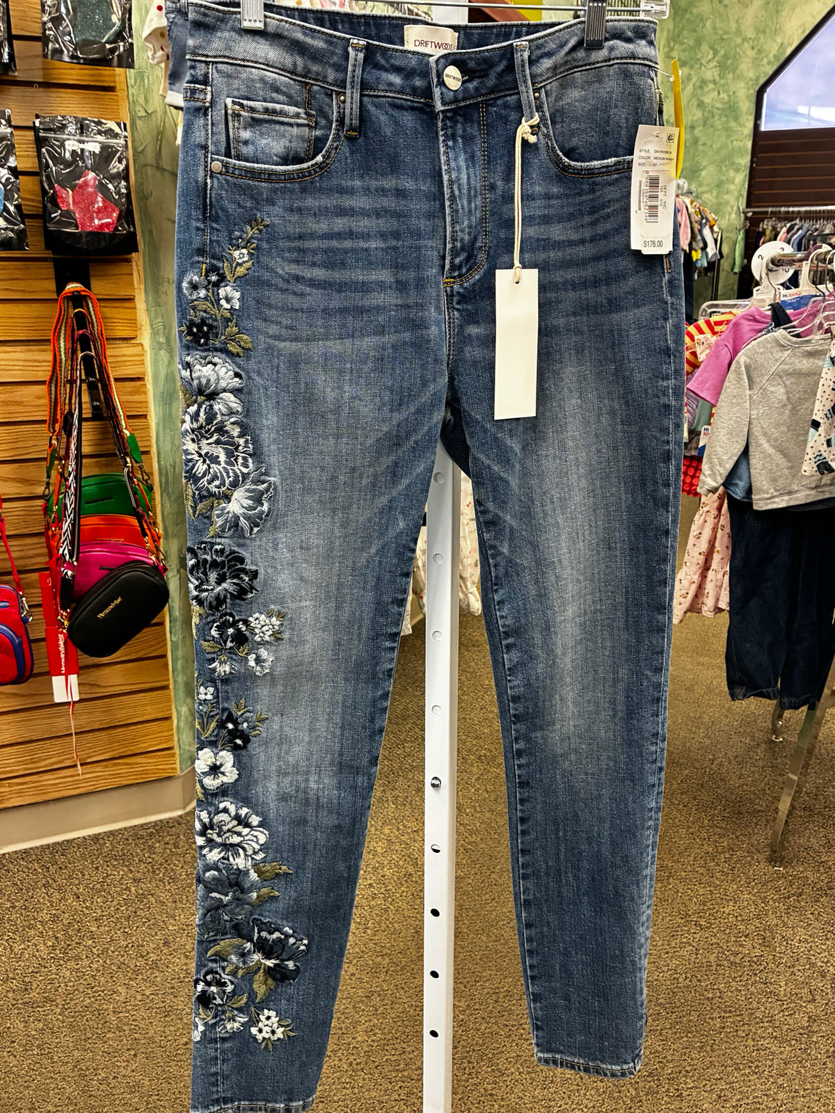 New with Tag DRIFTWOOD Blue Blue Floral Trim Size: 5 Jean