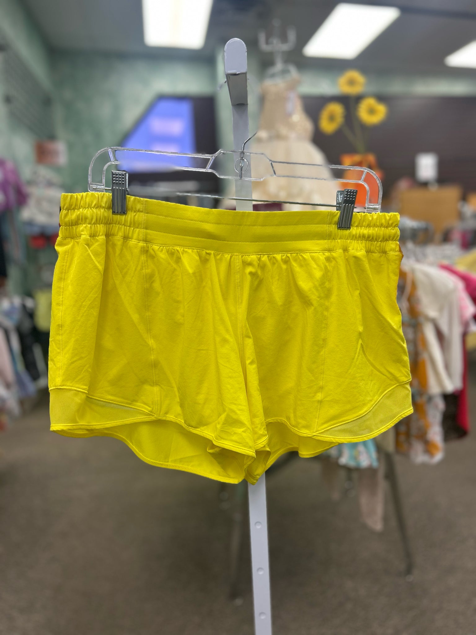 Pre-owned Lululemon Yellow Size: 14 Designer Shorts