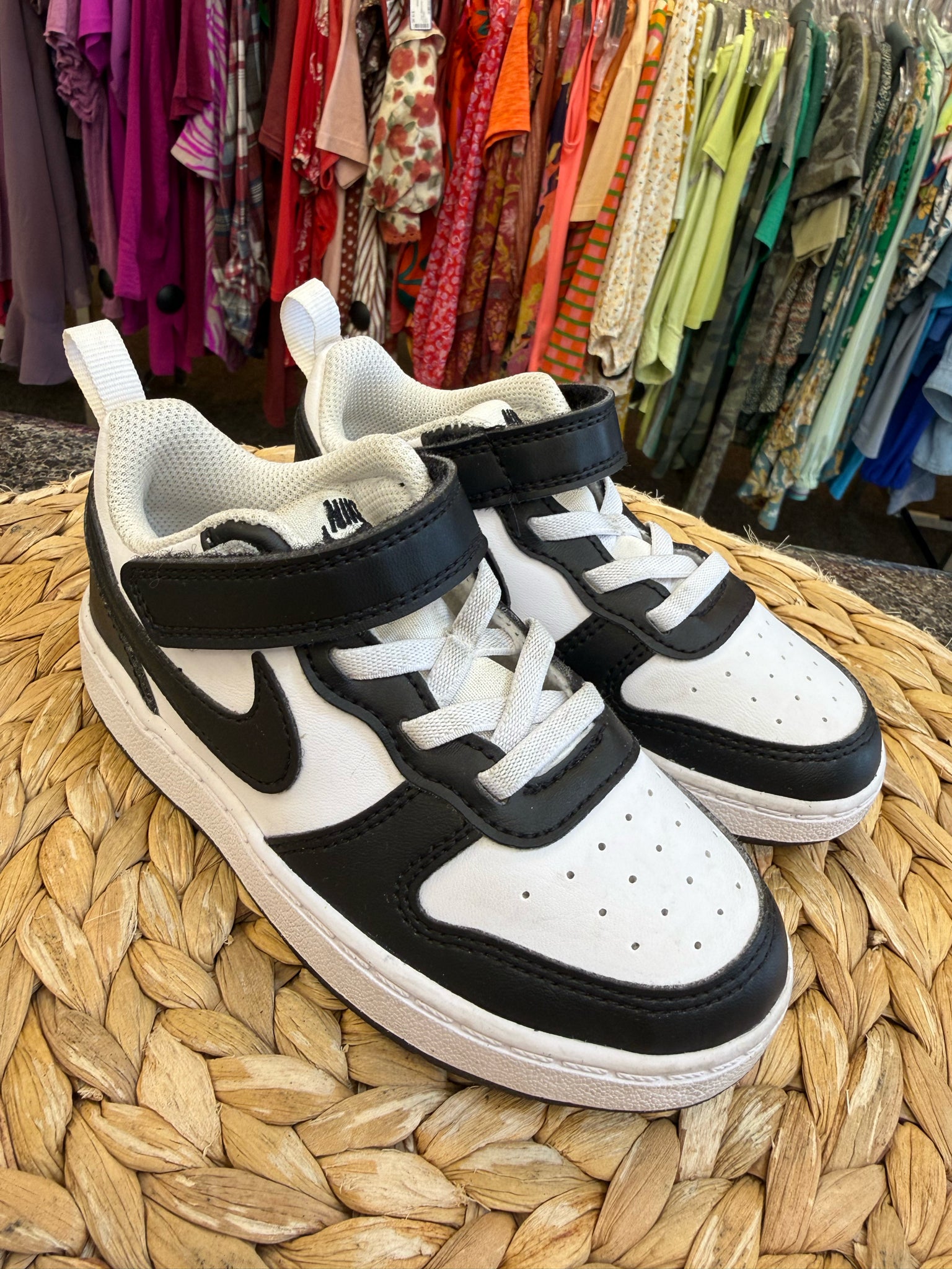 Pre-owned NIKE White Black Trim C-SIZE 9 Boys Sneaker