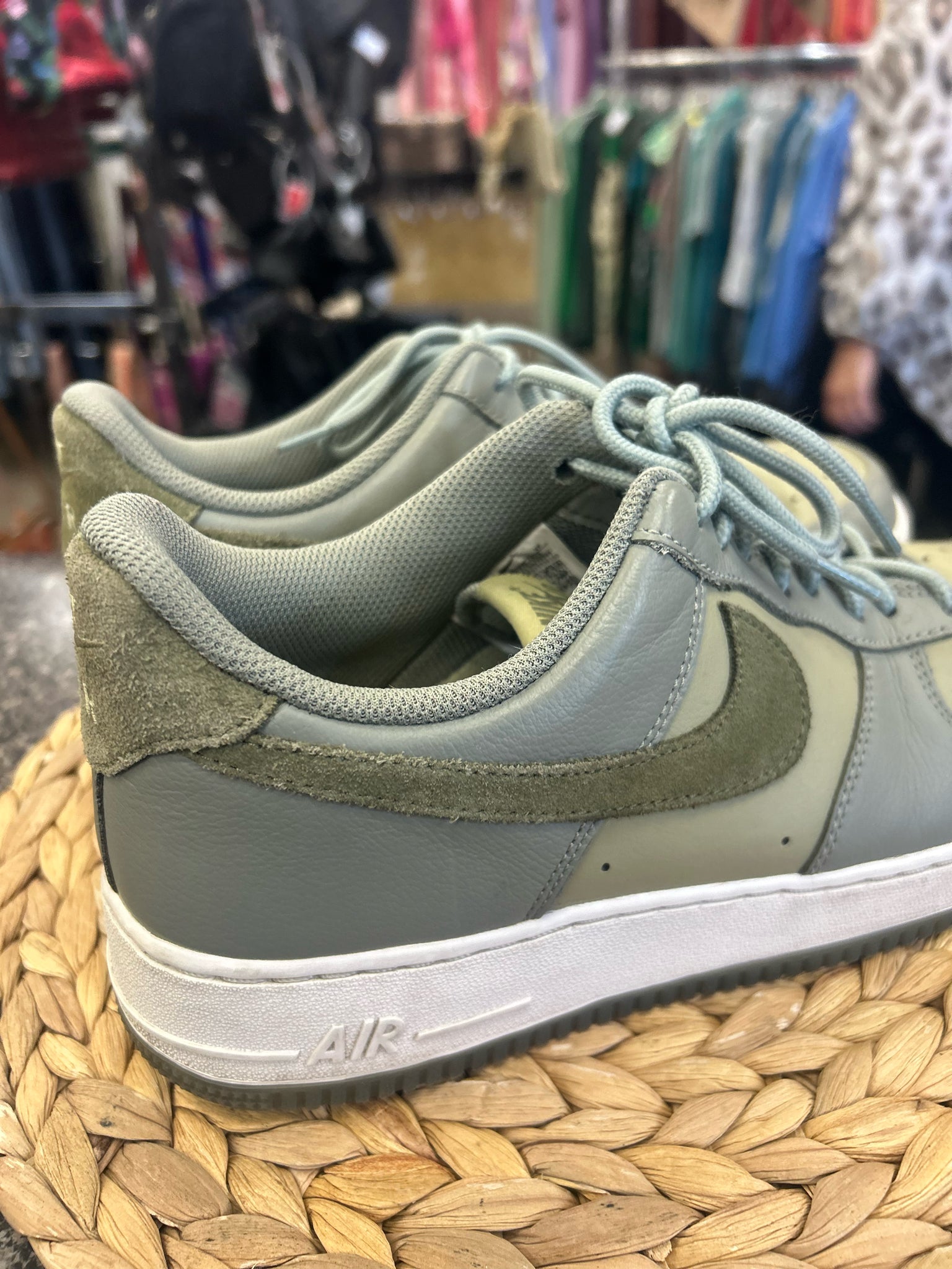 Pre-owned NIKE Green SHOE SIZE 9.5 MENS Designer Sneaker