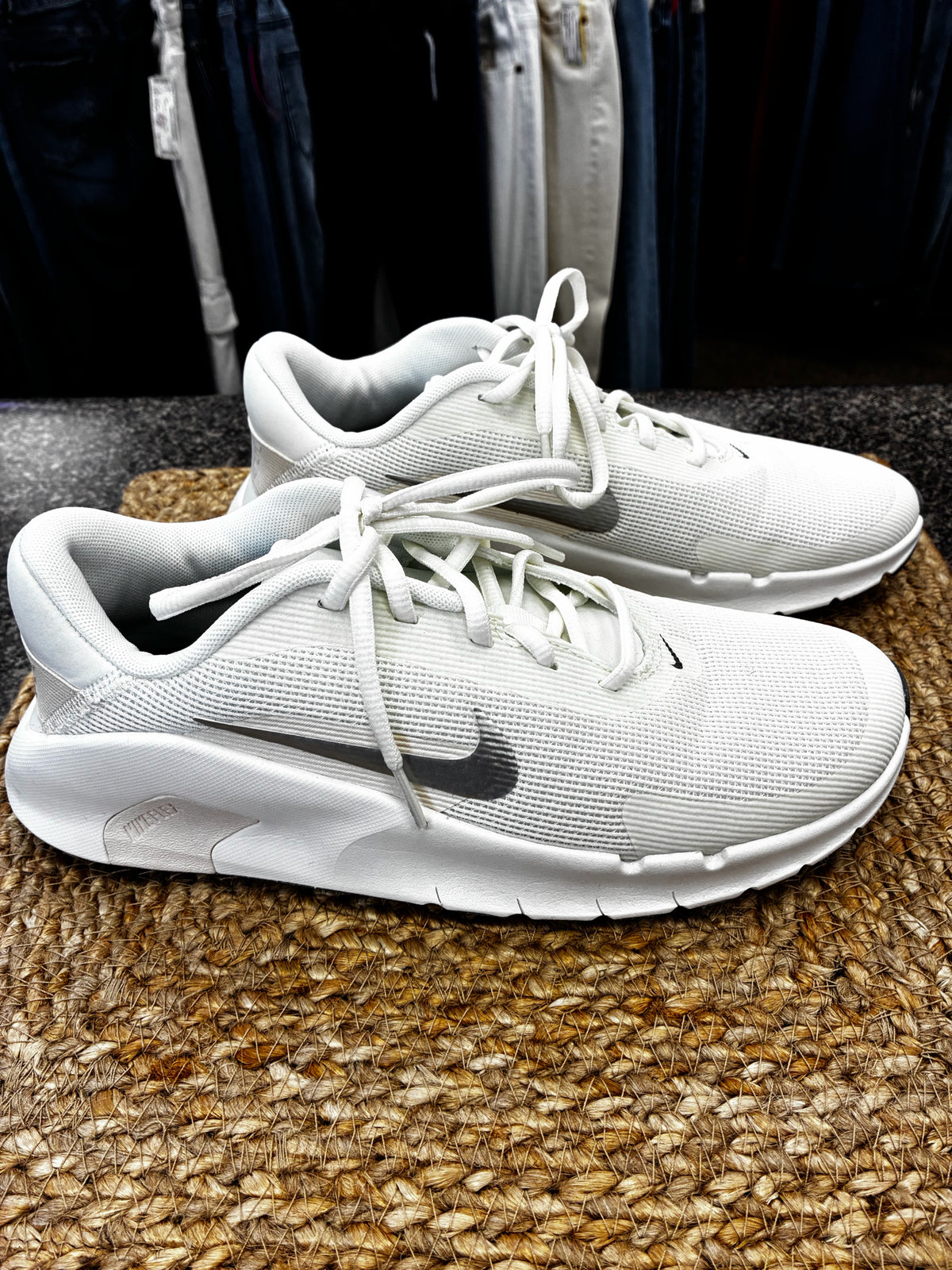 Pre-owned NIKE Off white Cream Trim Size 9 Sneaker