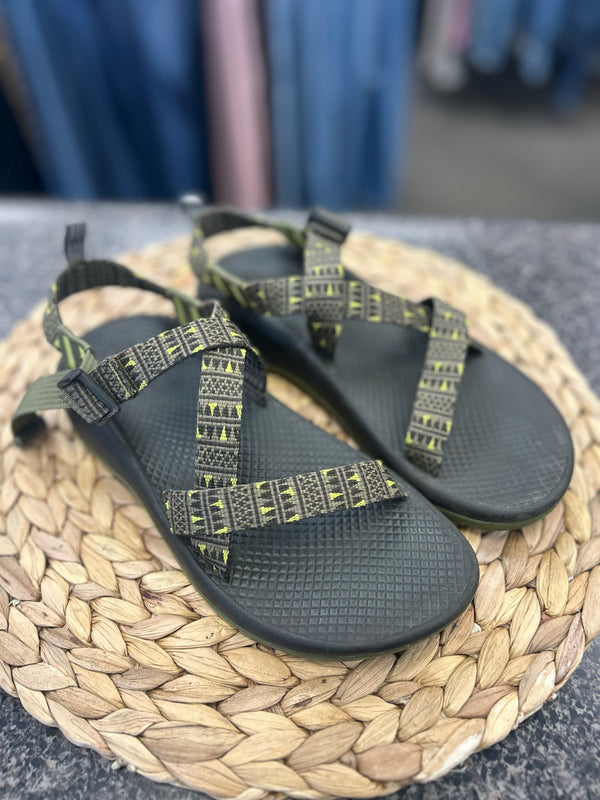Pre-owned CHACO Green print Black Print Size 6 Designer Sandal
