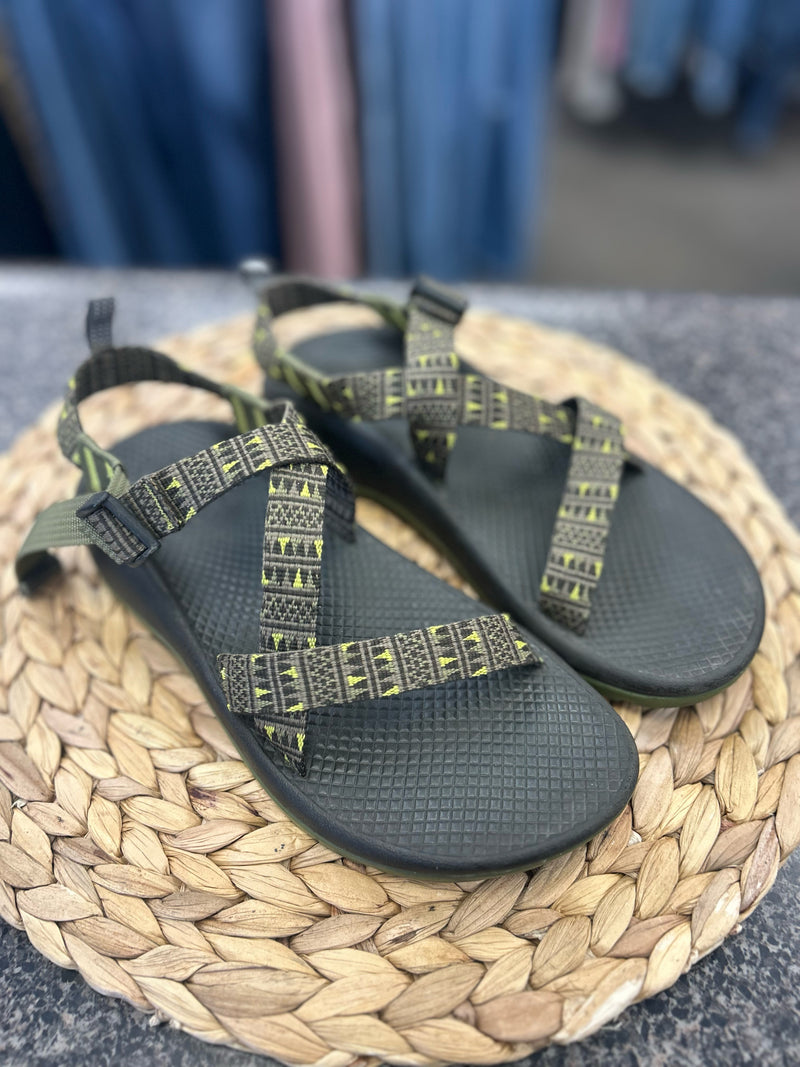 Pre-owned CHACO Green print Black Print Size 6 Designer Sandal
