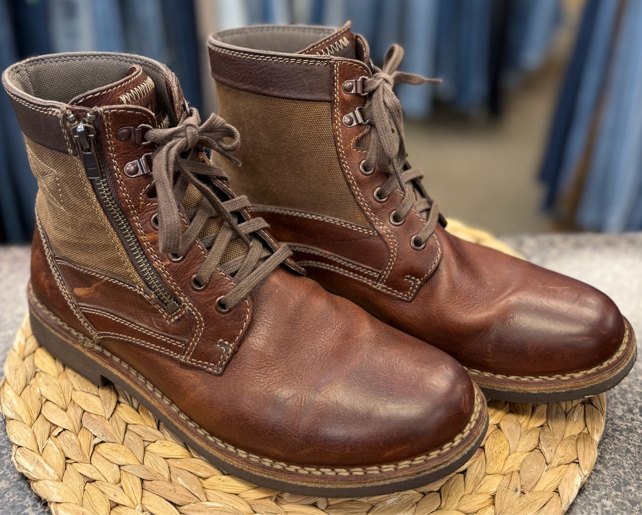 Pre-owned CLARKS Dark brown Brown Trim SHOE SIZE 9 Mens Boots