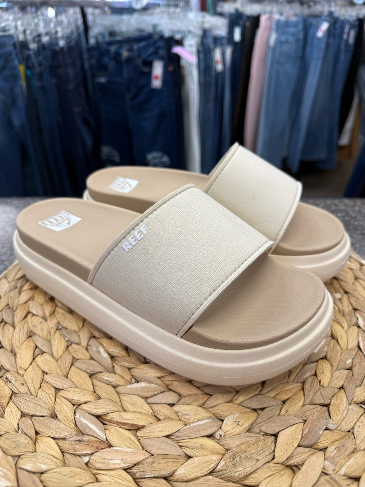 Pre-owned REEF Cream Brown Inside Size 9 Shoe