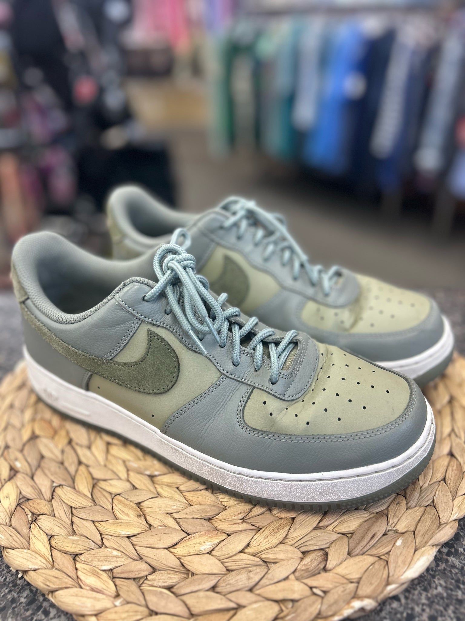Pre-owned NIKE Green SHOE SIZE 9.5 MENS Designer Sneaker