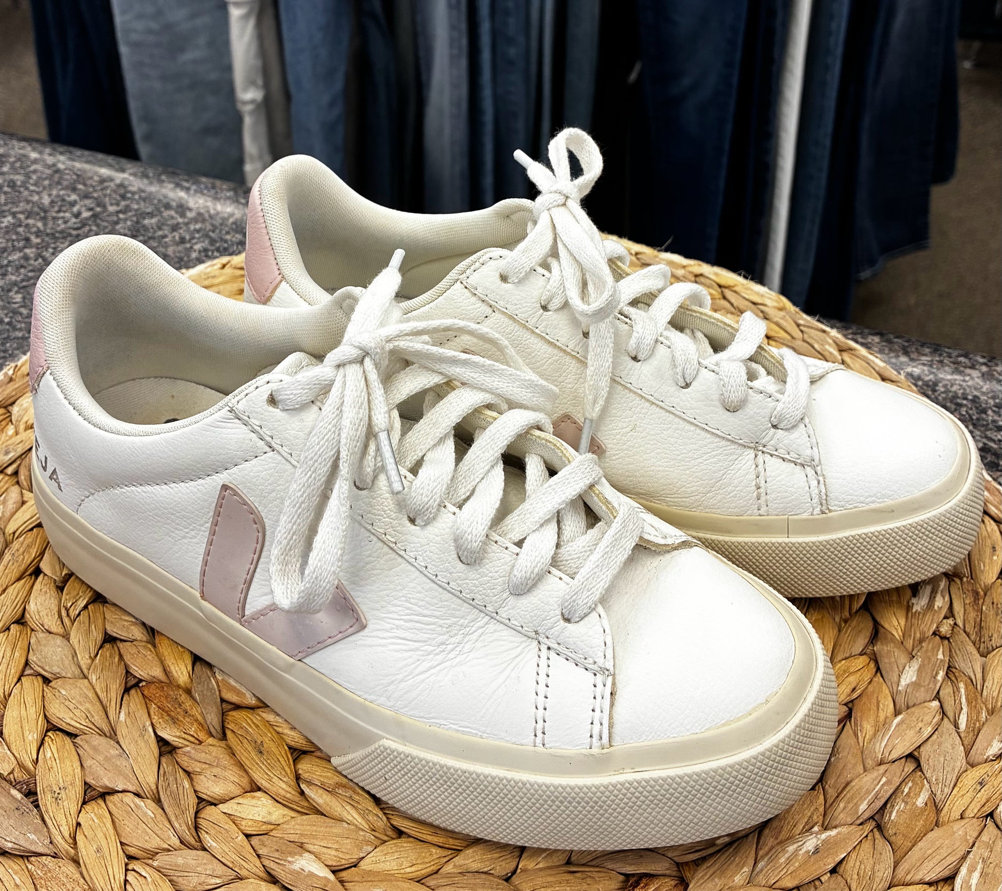Pre-owned VEJA White Pink Trim Size 6 Designer Sneaker