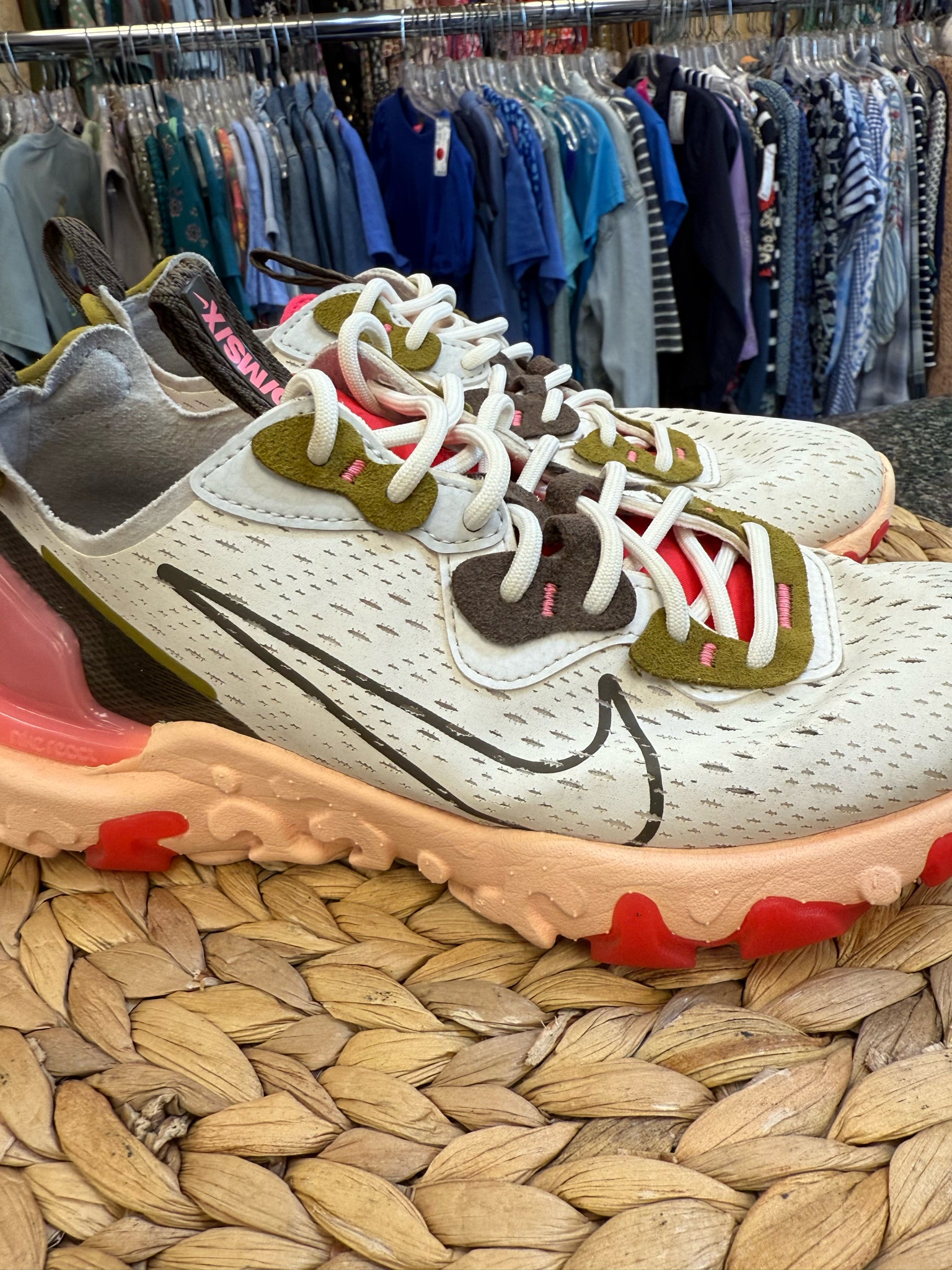 Pre-owned NIKE Oatmeal Coral Size 7.5 Sneaker