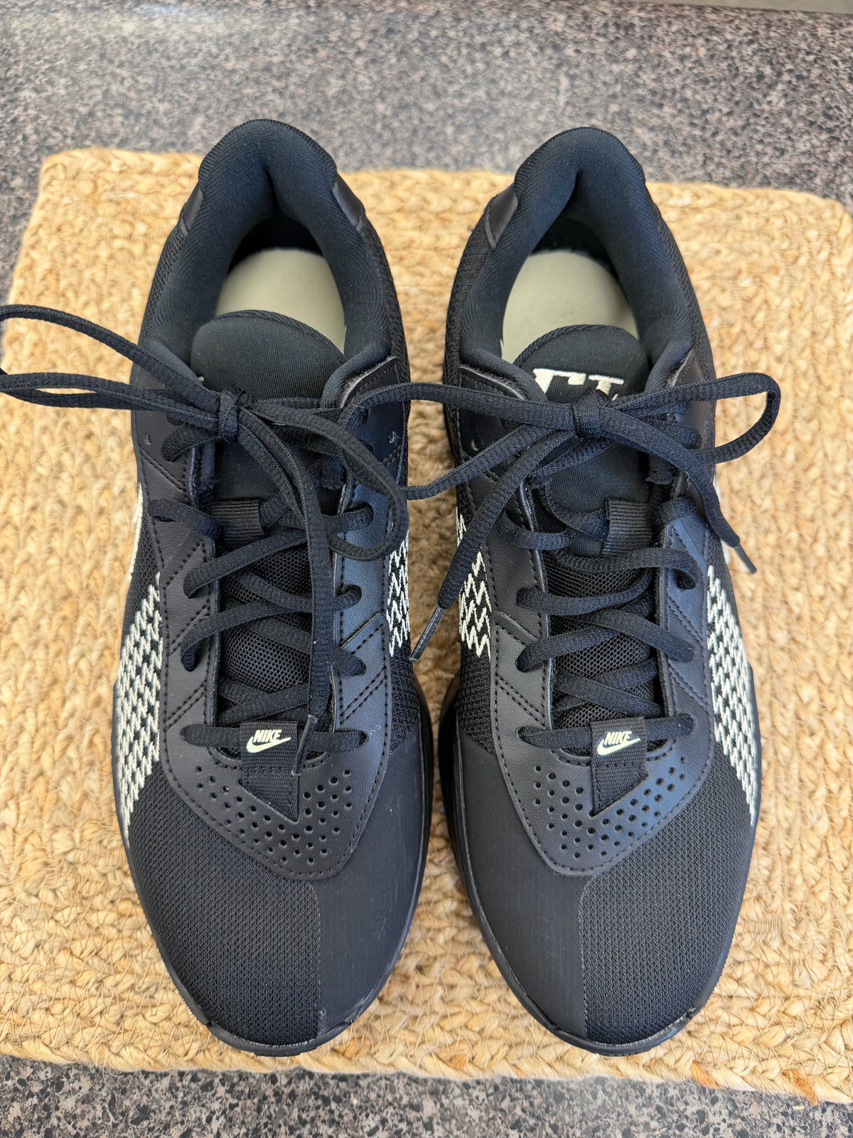 Pre-owned NIKE Black White Trim Size 9 Designer Sneaker
