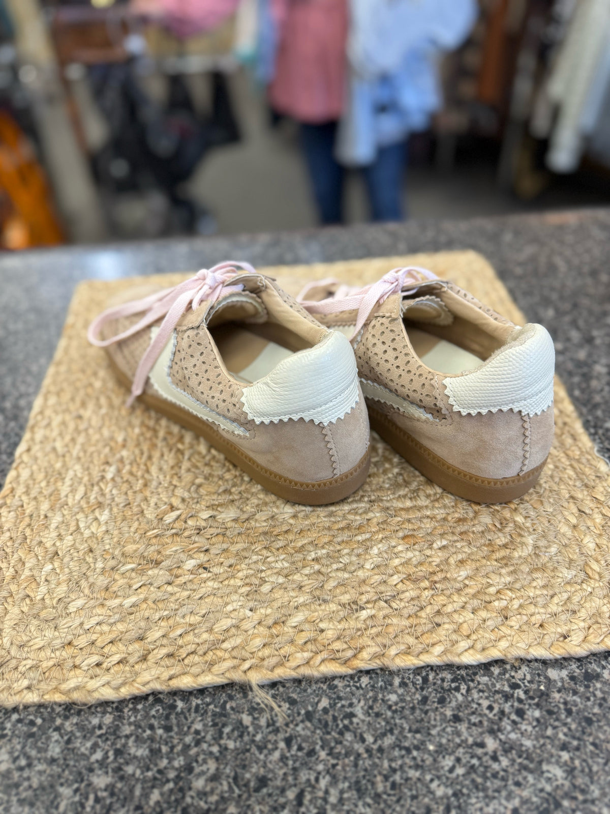 Pre-owned DOLCE VITA Tan Cream Size 8 Sneaker