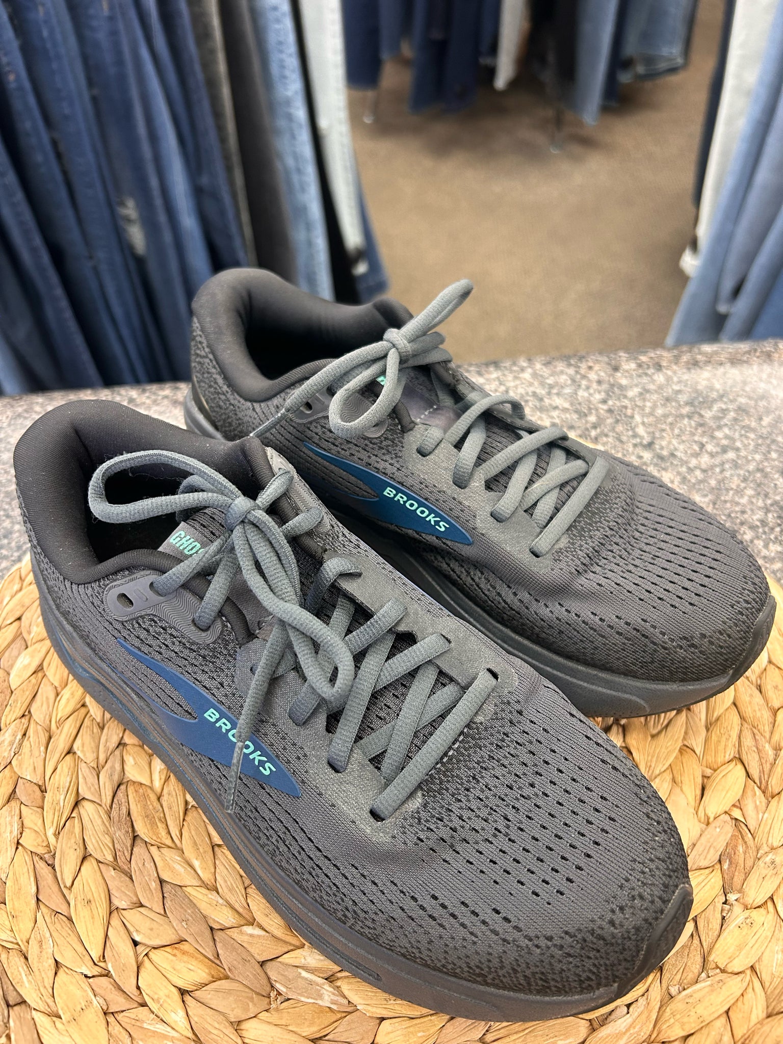 Pre-owned BROOKS Charcoal Teal trim SHOE SIZE 7.5 MENS Designer Sneaker