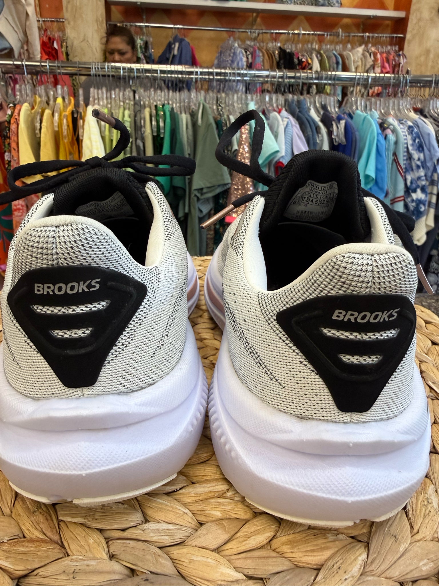 Pre-owned BROOKS Cream Black Trim Size 6.5 Designer Sneaker