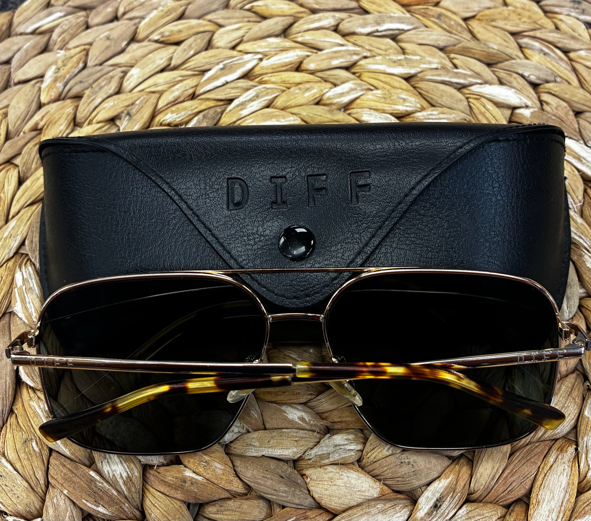 Pre-owned DIFF Black Gold Trim Designer Sunglasses