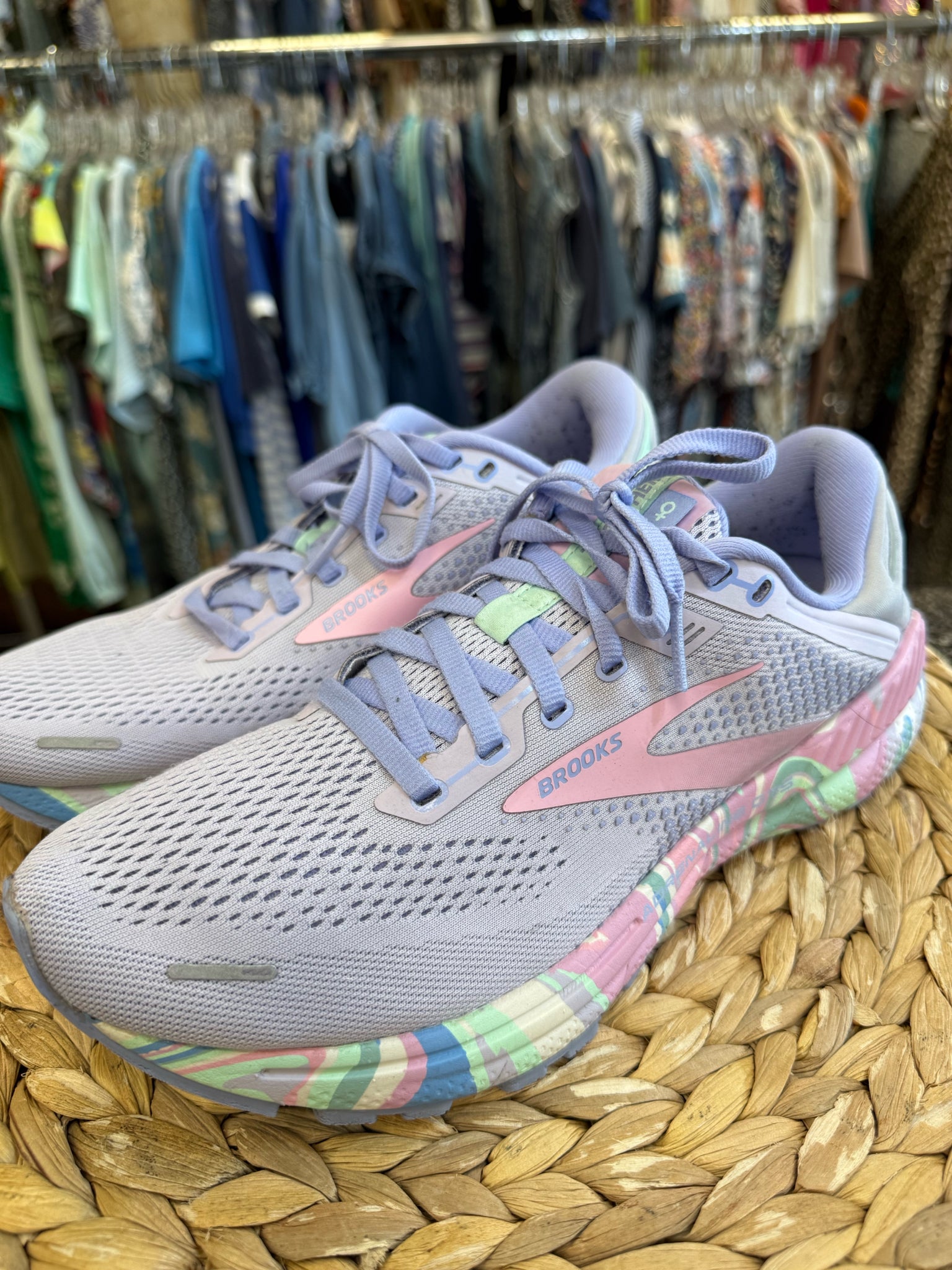 Pre-owned BROOKS Purple Pastel Trim Size 9 Designer Sneaker