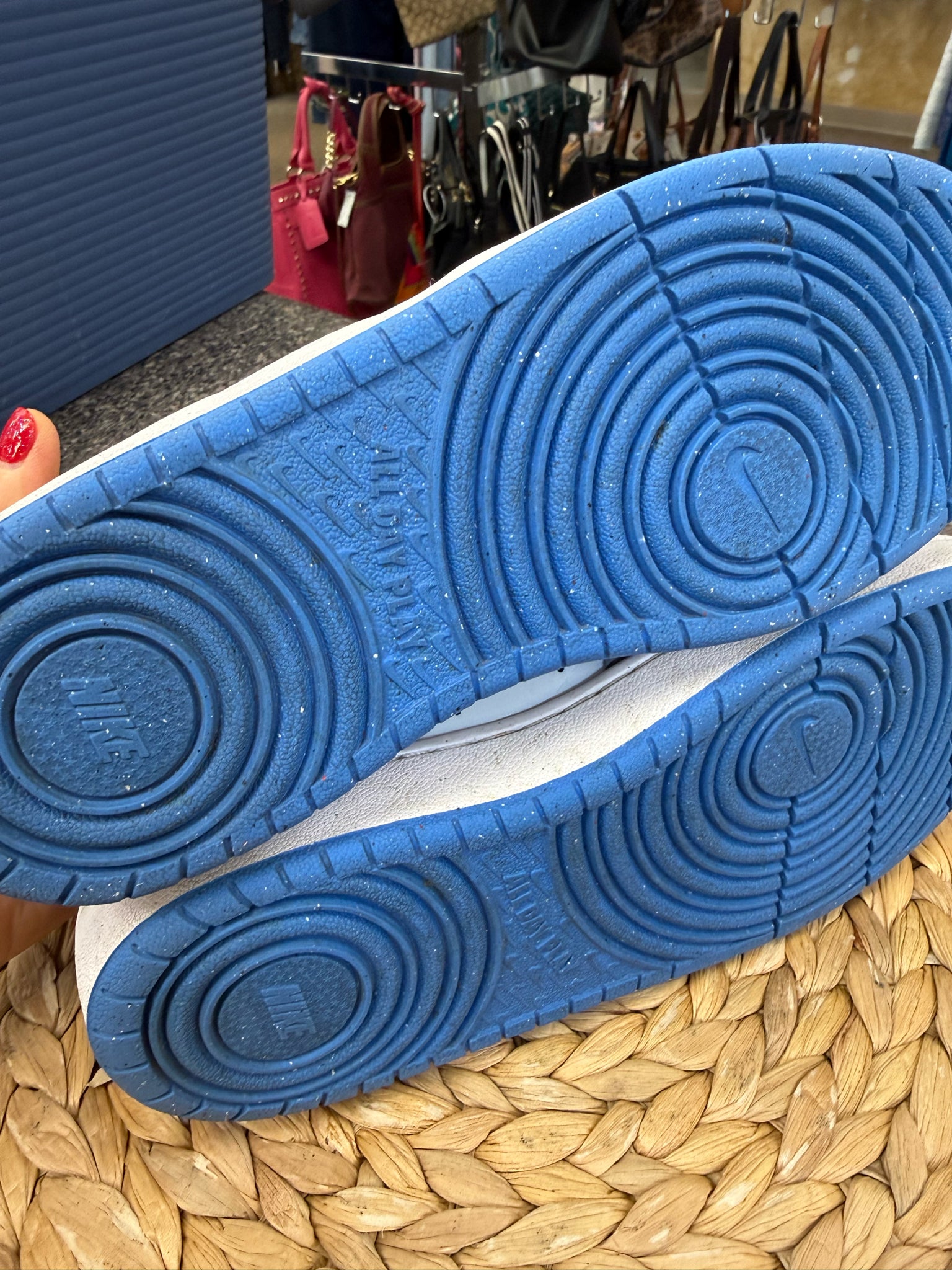 Pre-owned NIKE Light gray White Trim C-SIZE 6 Boys Sneaker