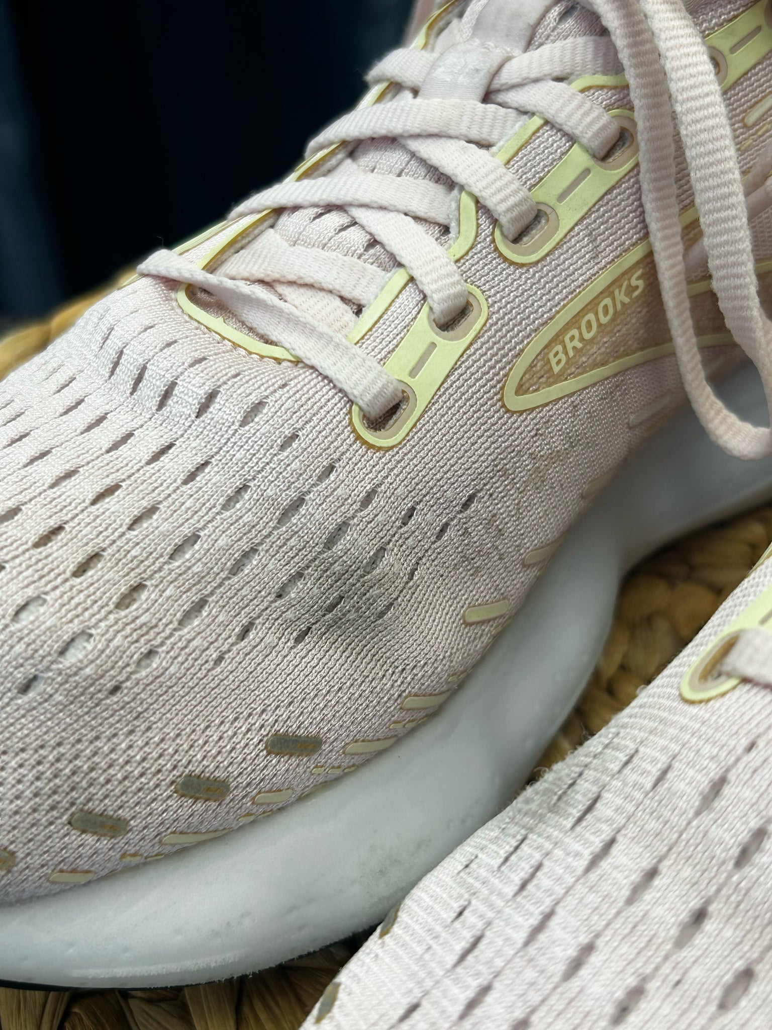 Pre-owned BROOKS Light pink Light Yellow Size 10.5 Designer Sneaker