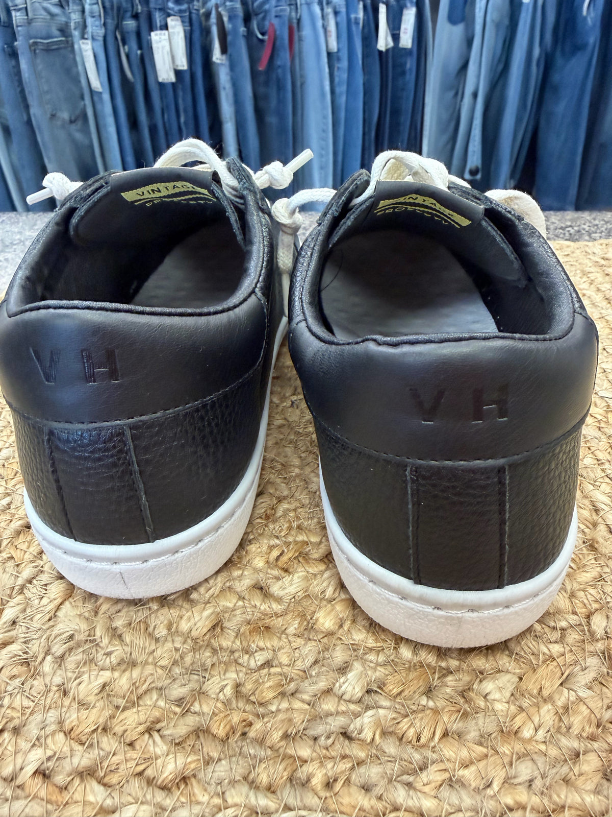 Pre-owned VINTAGE HAVANA Black Gold Trim Size 6 Sneaker