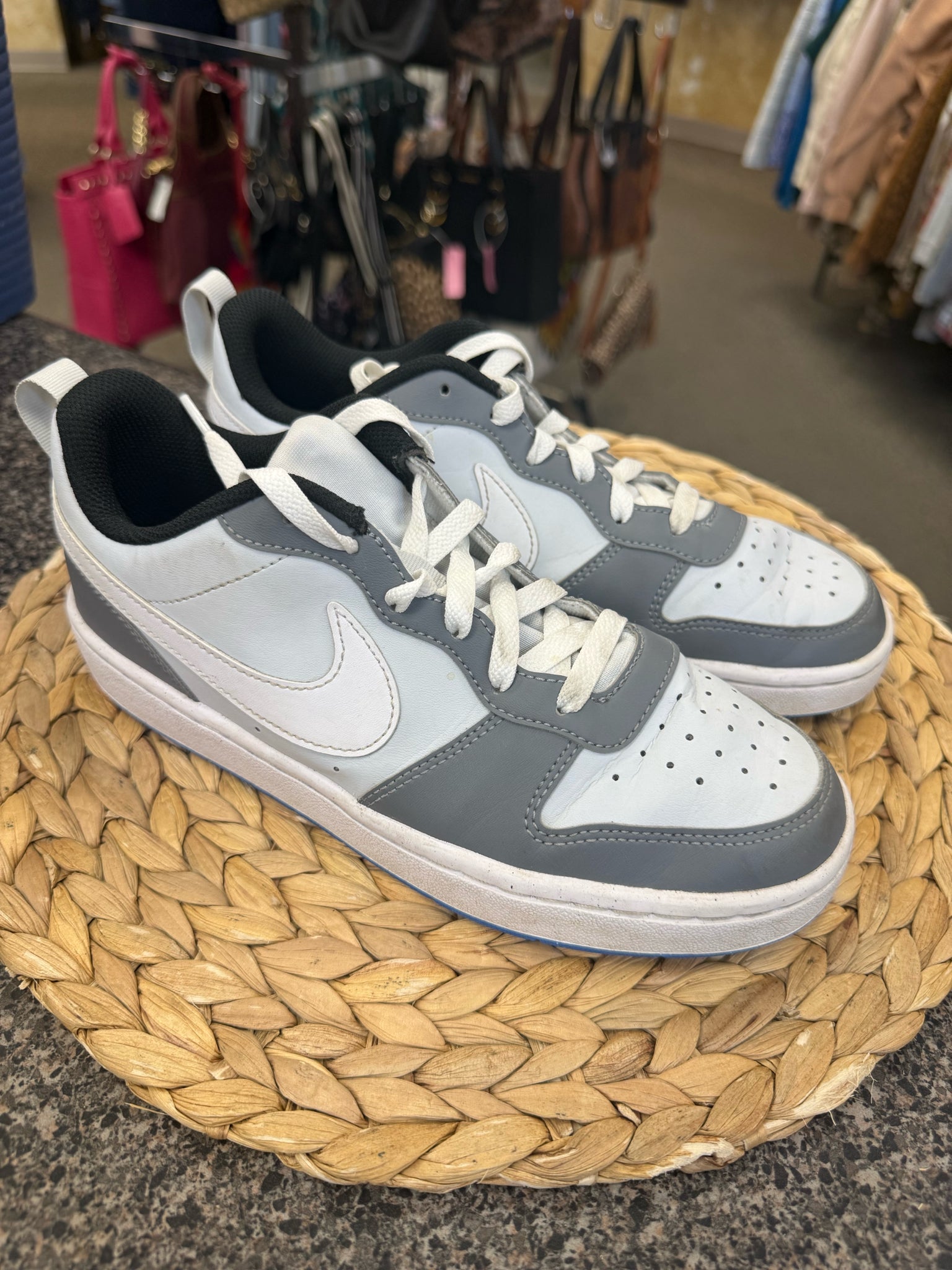 Pre-owned NIKE Light gray White Trim C-SIZE 6 Boys Sneaker