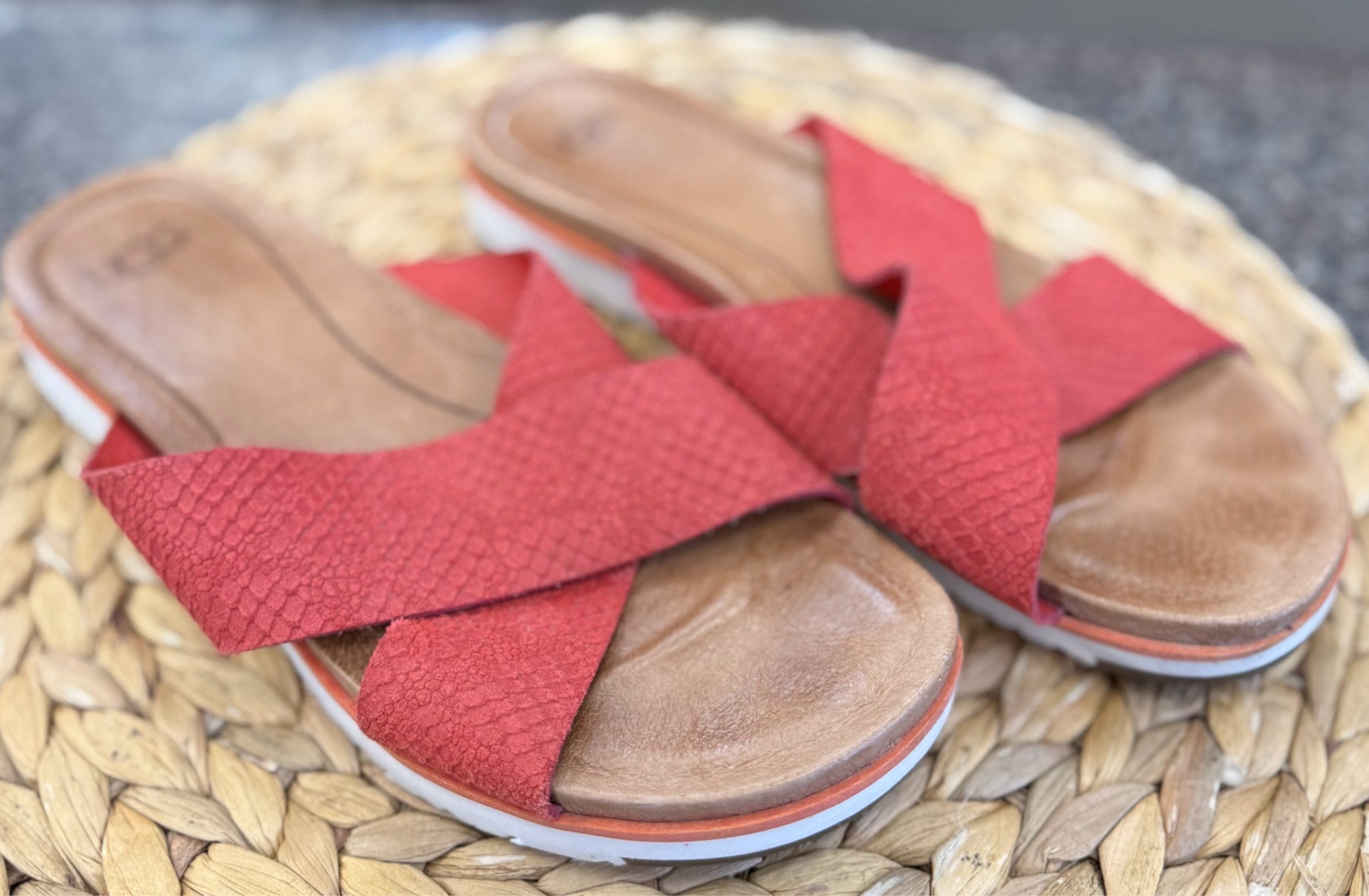 Pre-owned UGG Red animal Size 8 Designer Sandal