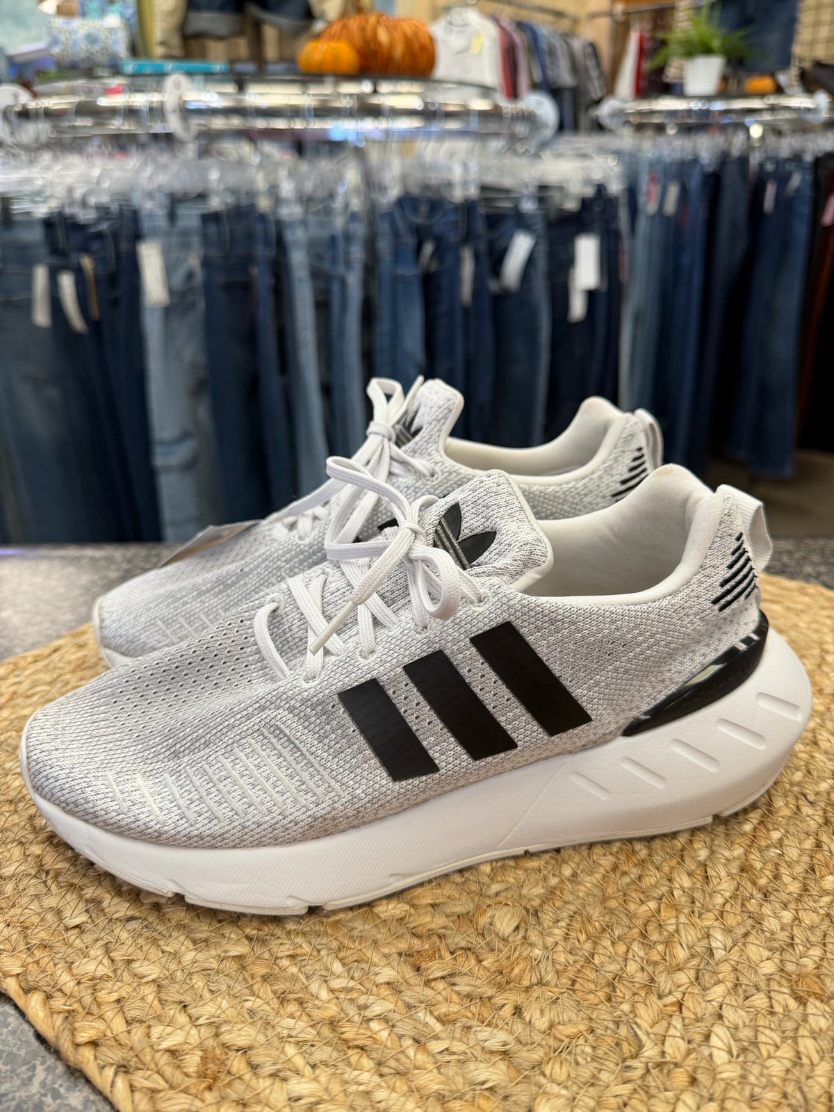 Pre-owned ADIDAS Gray blend Black Trim Size 7 Sneaker