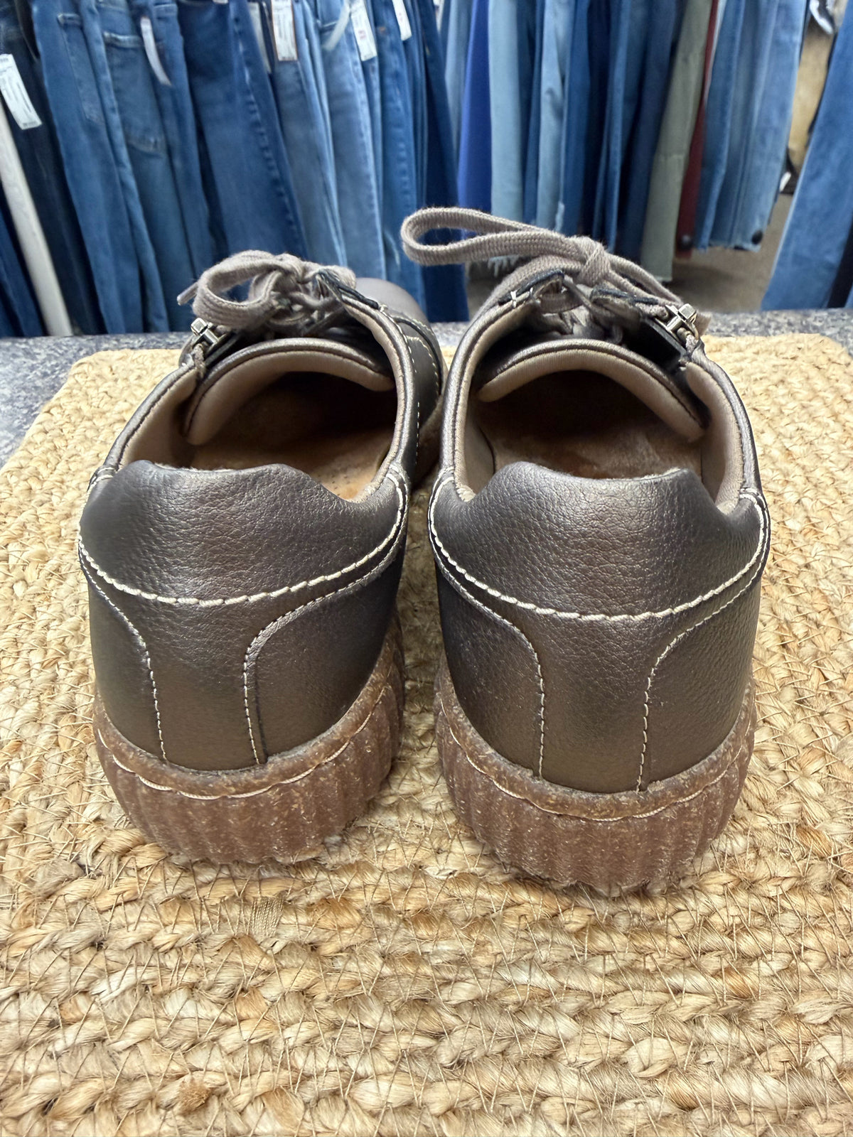 Pre-owned CLARKS Bronze Size 8 Sneaker