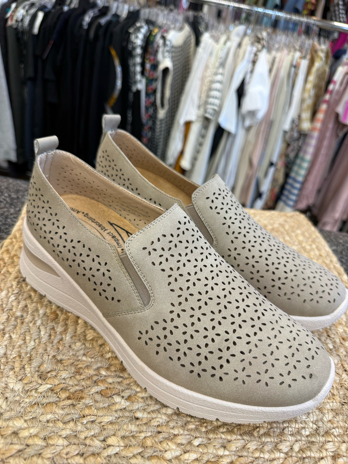Pre-owned EASY STREET Beige Size 9.5 Sneaker