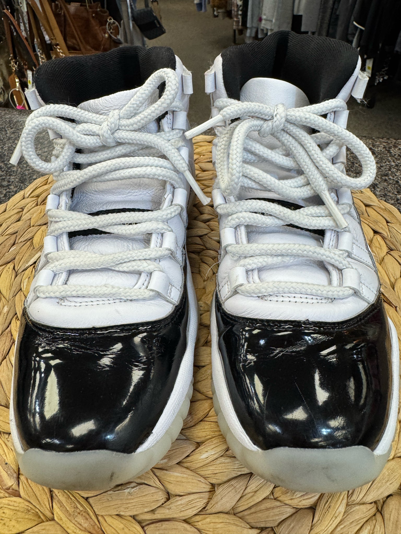 Pre-owned Nike Air Jordan White Black C-SIZE 6 Boys Designer Sneaker