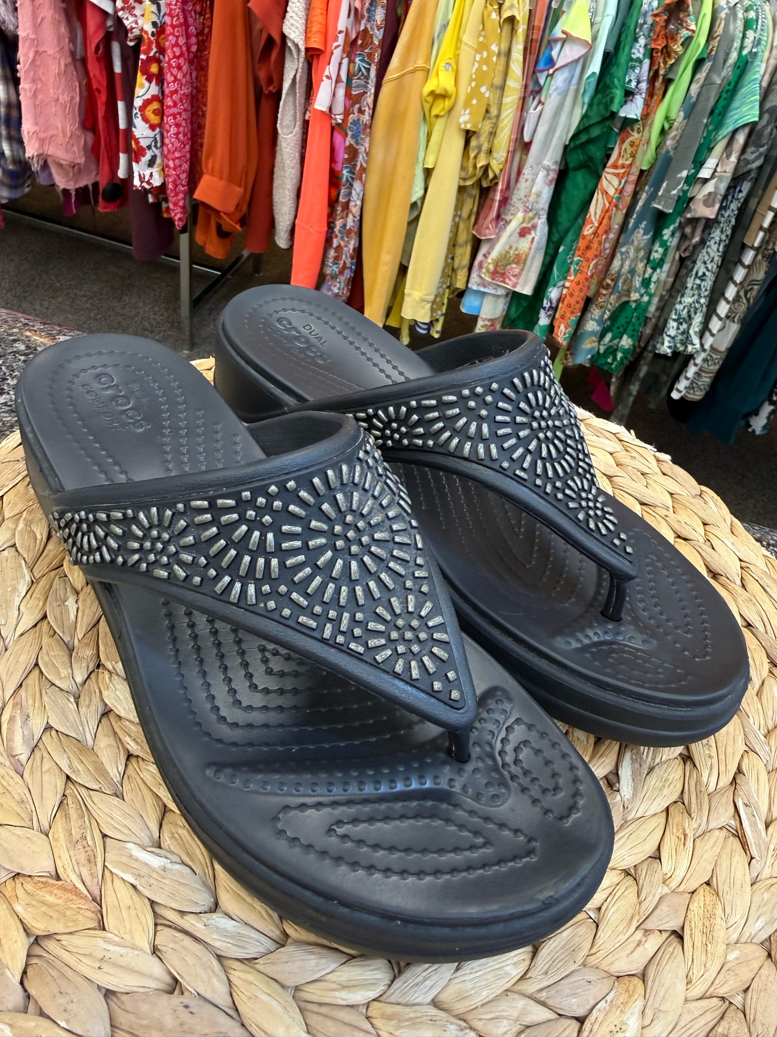 Pre-owned CROCS Black Dark Gray Trim Size 8 Flip Flop